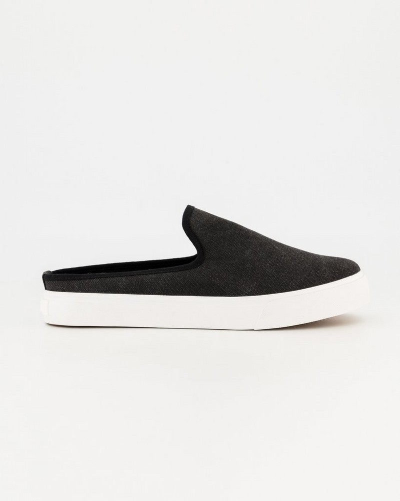 Women’s Pumi Sneaker
