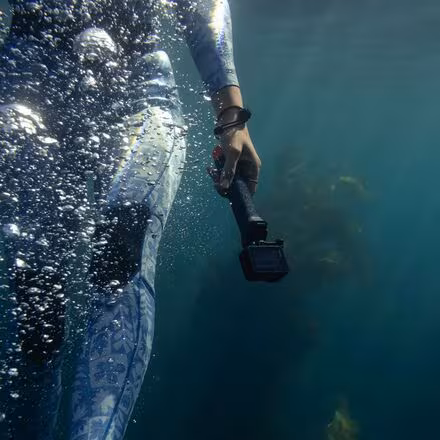 The Handler (Floating Hand Grip)