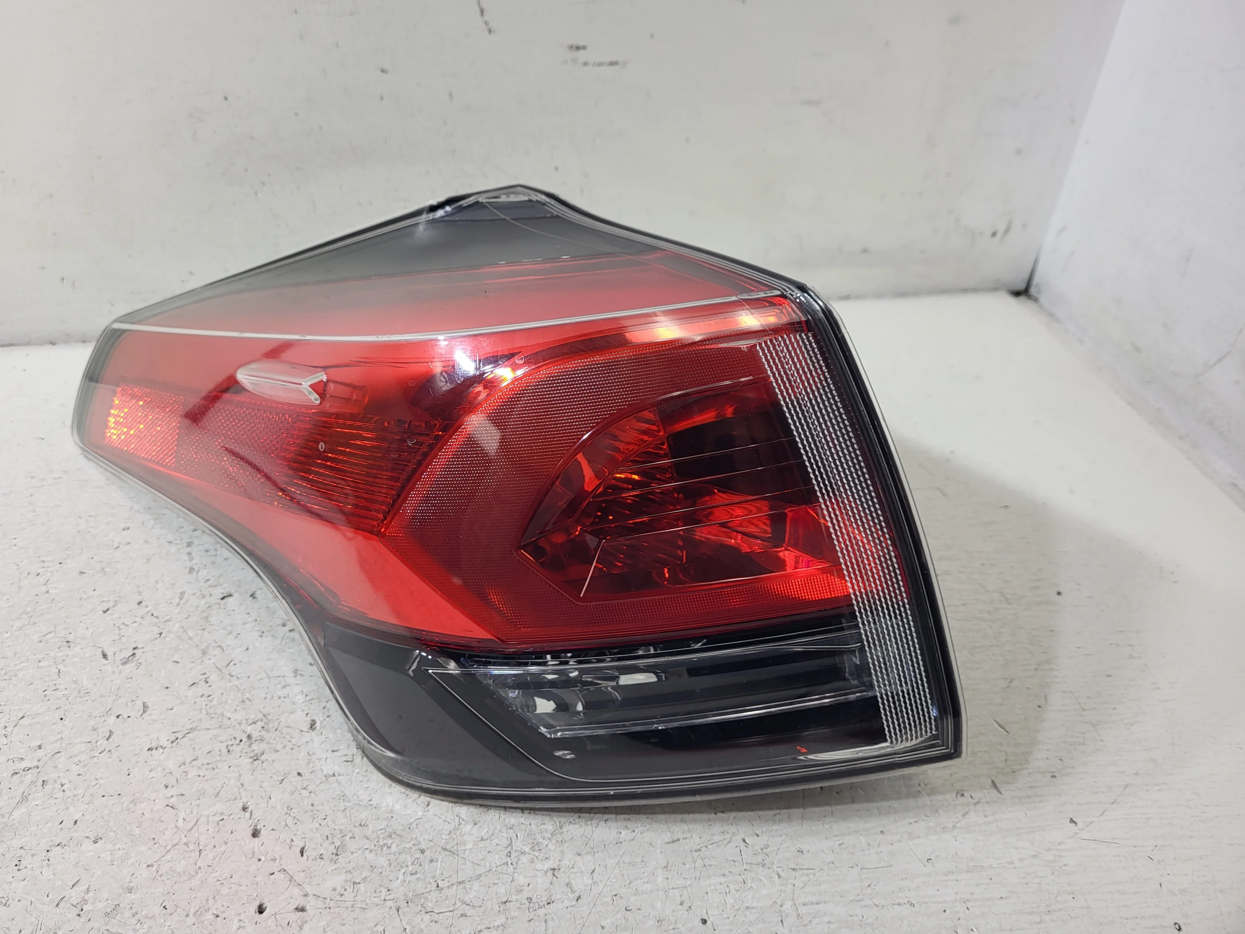 Pre-Owned 2016-2018 Toyota Rav4 Driver Side LH Quarter Mount Tail Light Lamp OEM LKQ (Good)