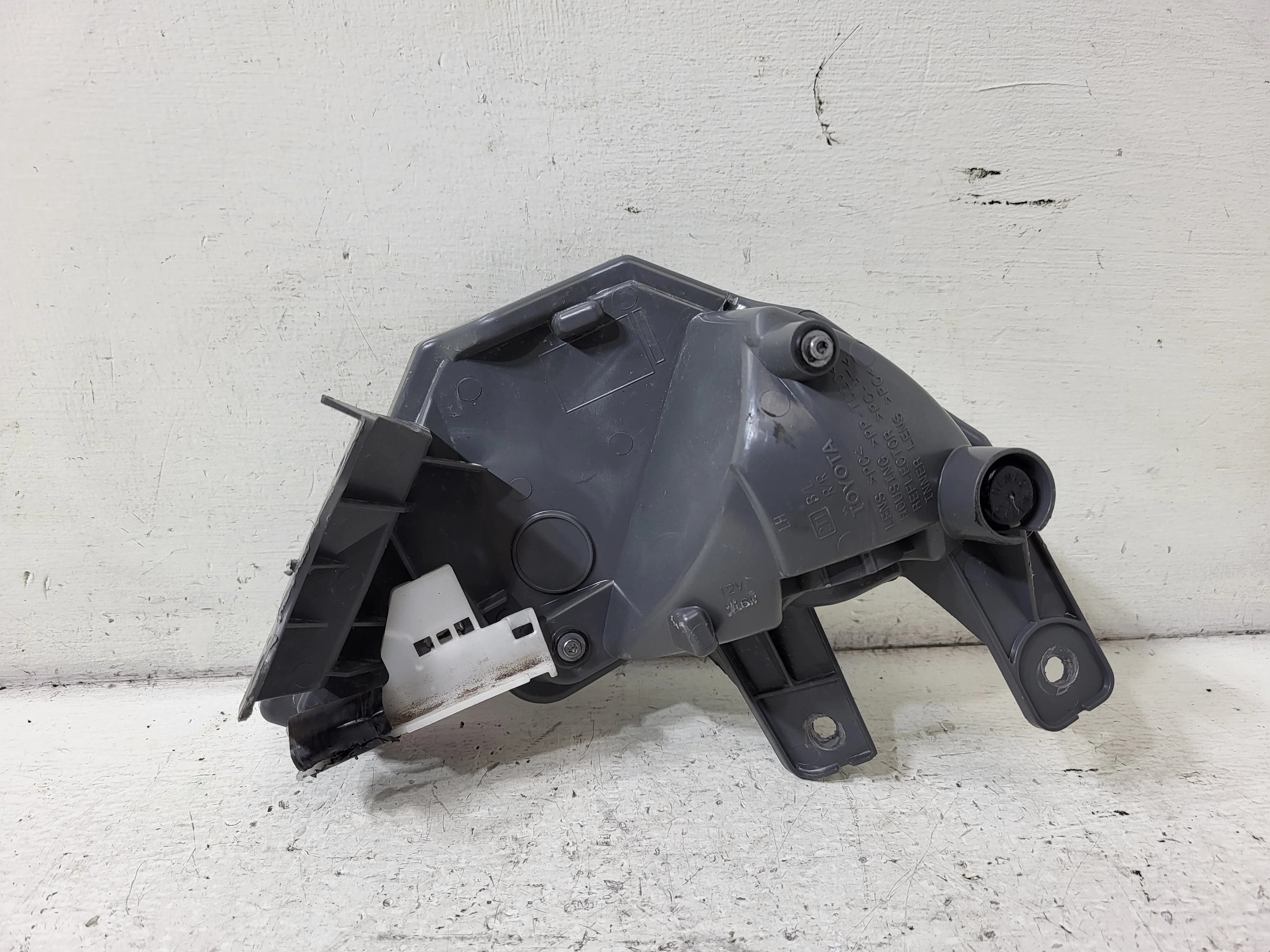 Pre-Owned 2016-2018 Toyota Rav4 Bumper Mount Driver LH Tail Light Lamp OEM LKQ (Good)