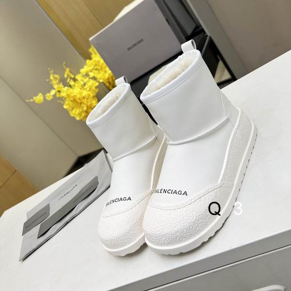Balenciaga White flat snow boots