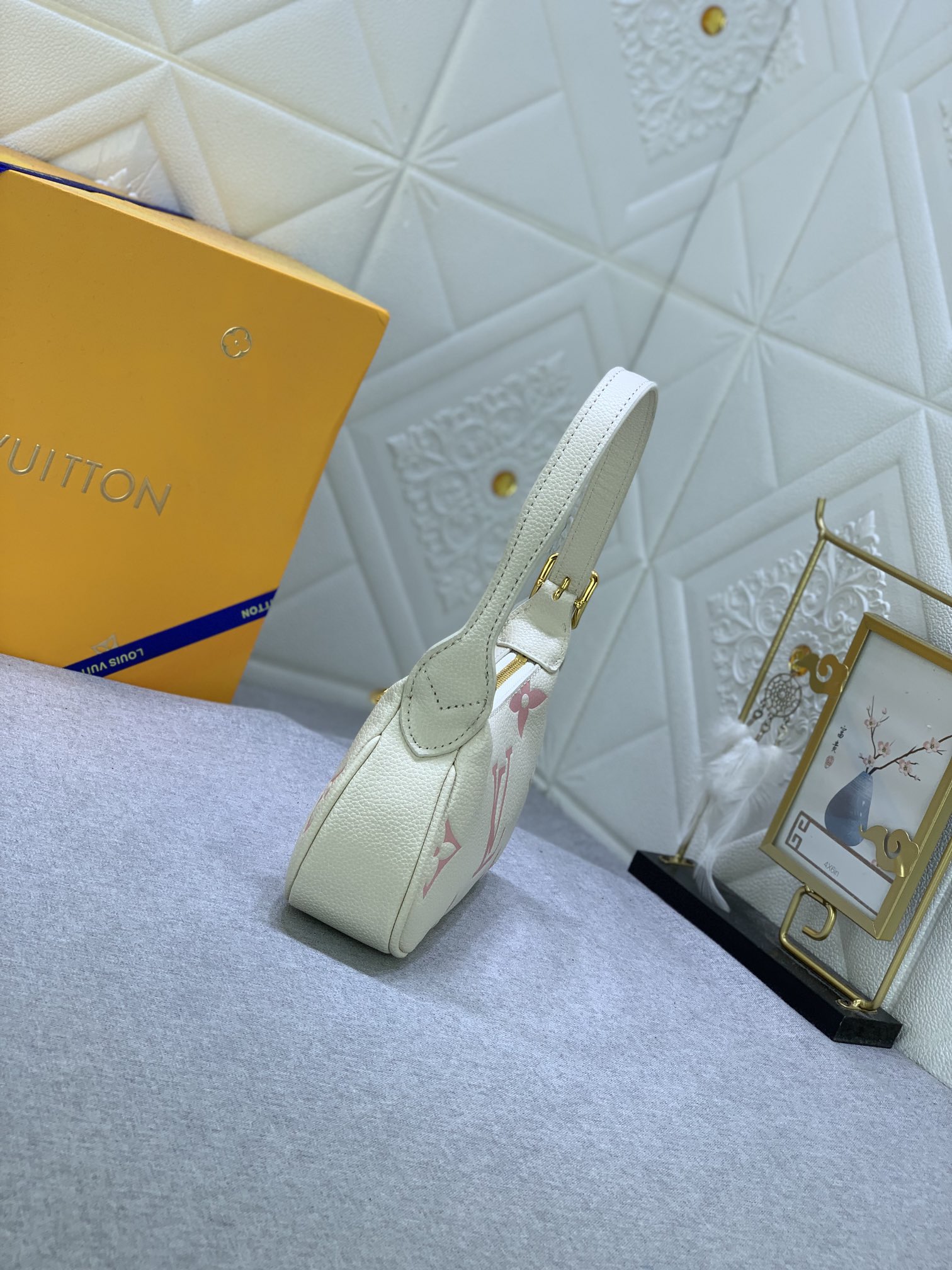 Louis Vuitton Mini Moon M82391 (4)  20.5 x 11.0 x 5.0cm