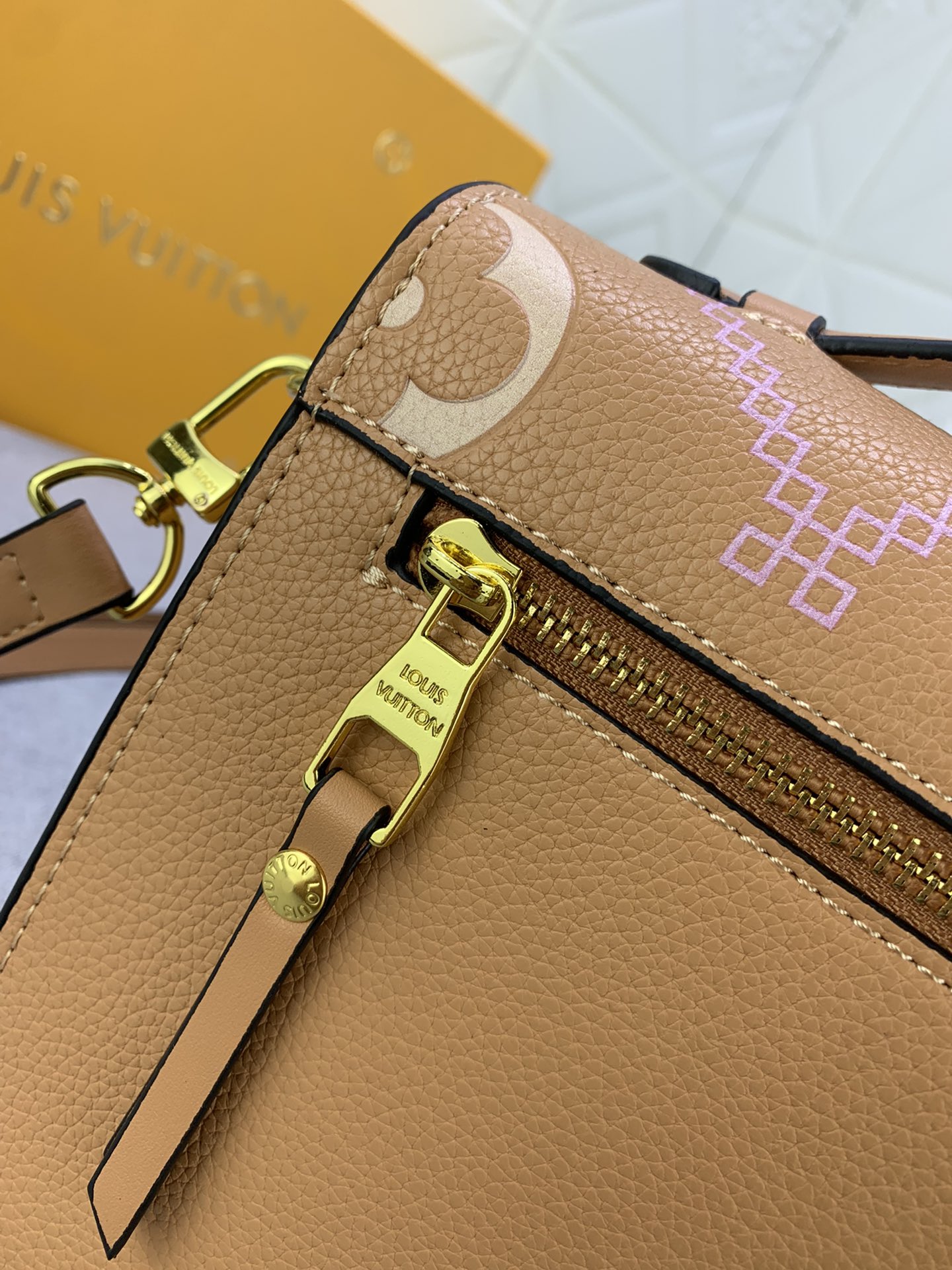 Louis Vuitton Pochette Metis M46028 (2) 25x19x7cm