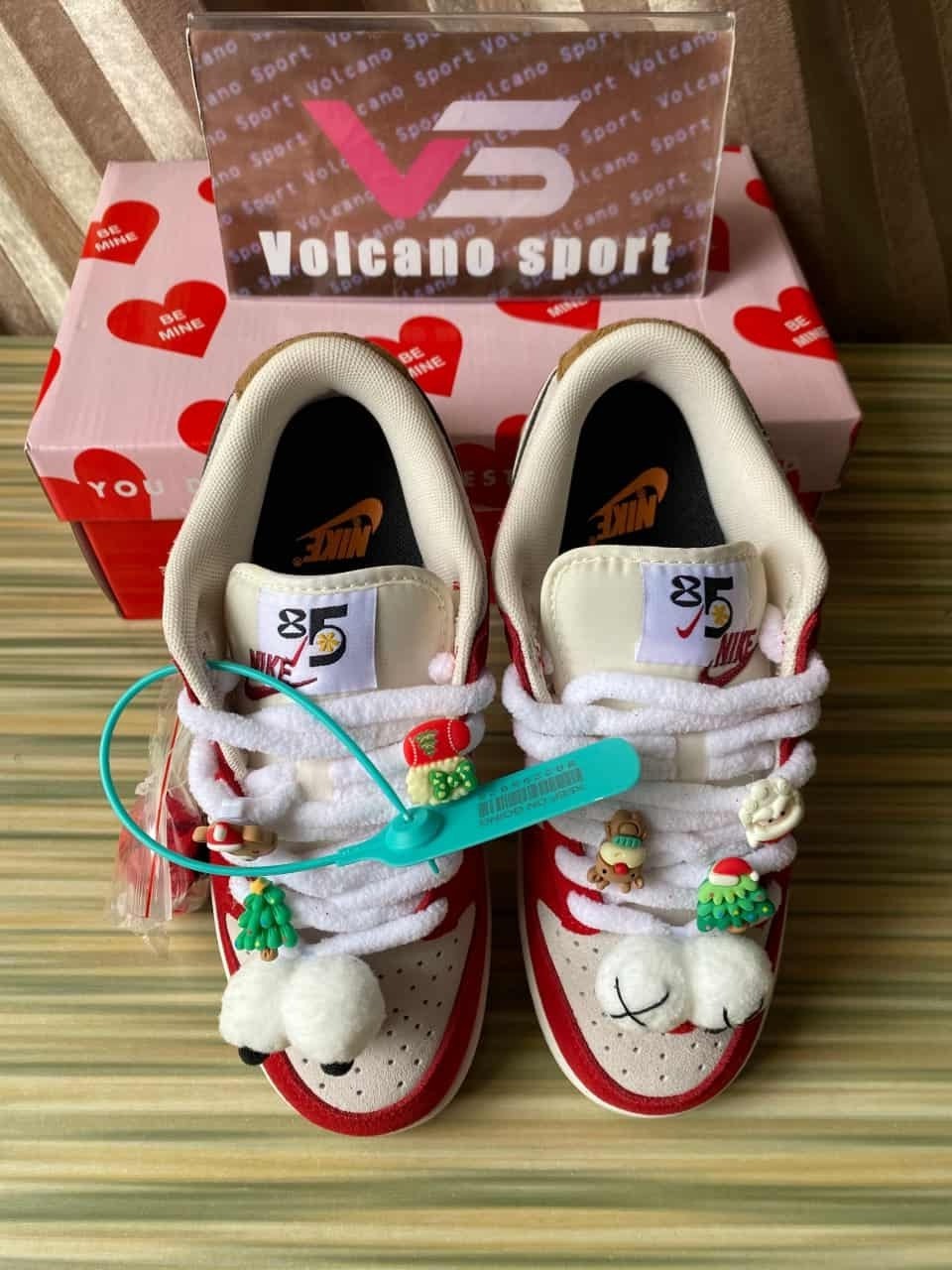 Dunk Low SE 85 Merry Christmas Red/White/Brown DO9457-112