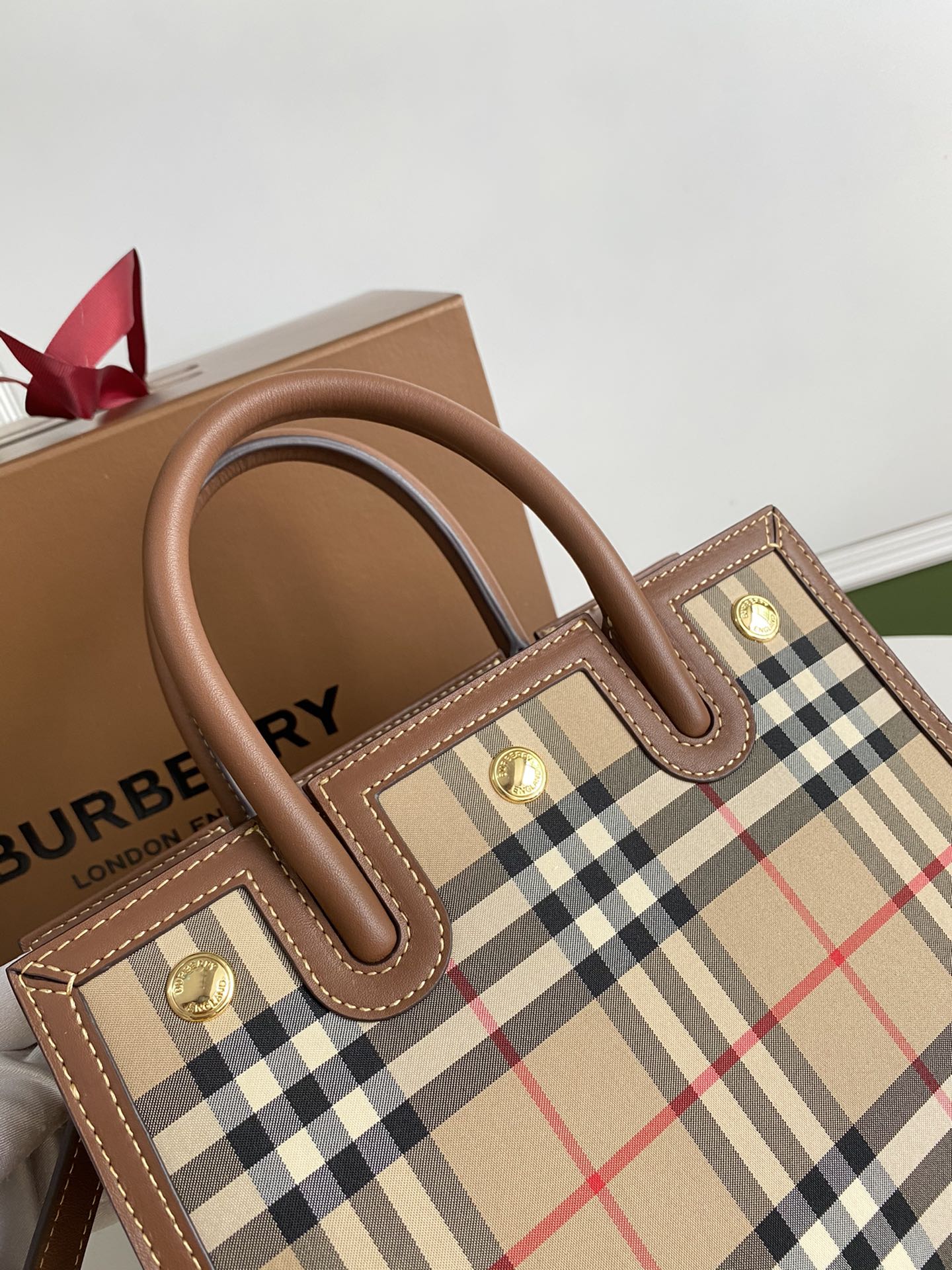 Burberry Title 267170 26 x 13.5 x 20cm