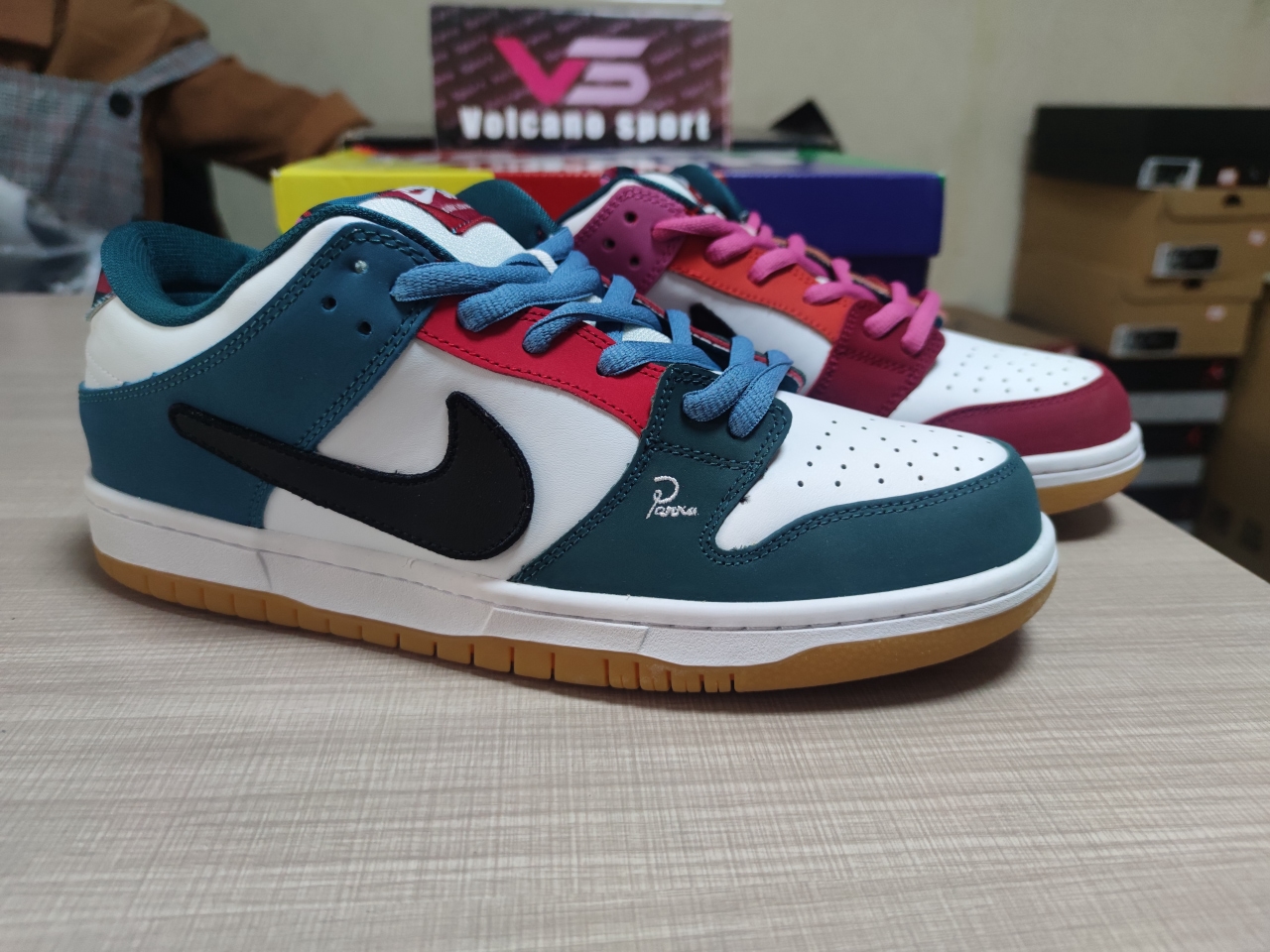SB Dunk Low Pro QS Parra (Friends & Family) DH7695-100