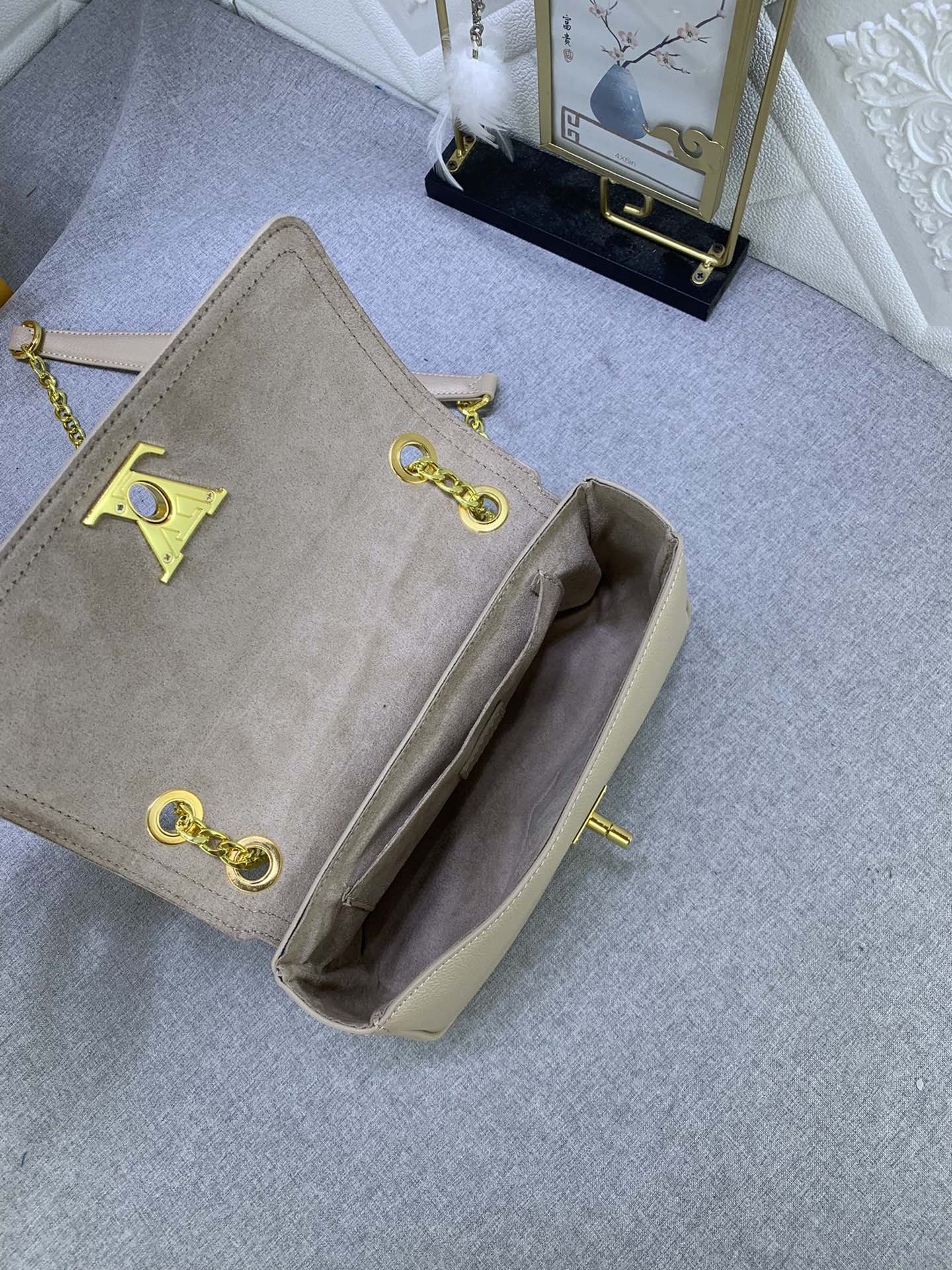 Louis Vuitton LOCKME EAST WEST M22303 (3) 23.5 x 14 x 6cm