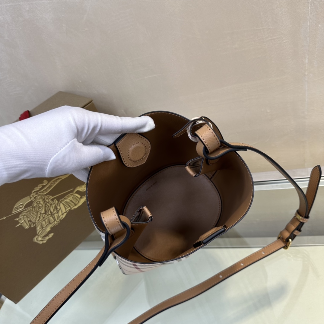 Burberry 158135 (4) 18.5 x 15 x 23.5cm