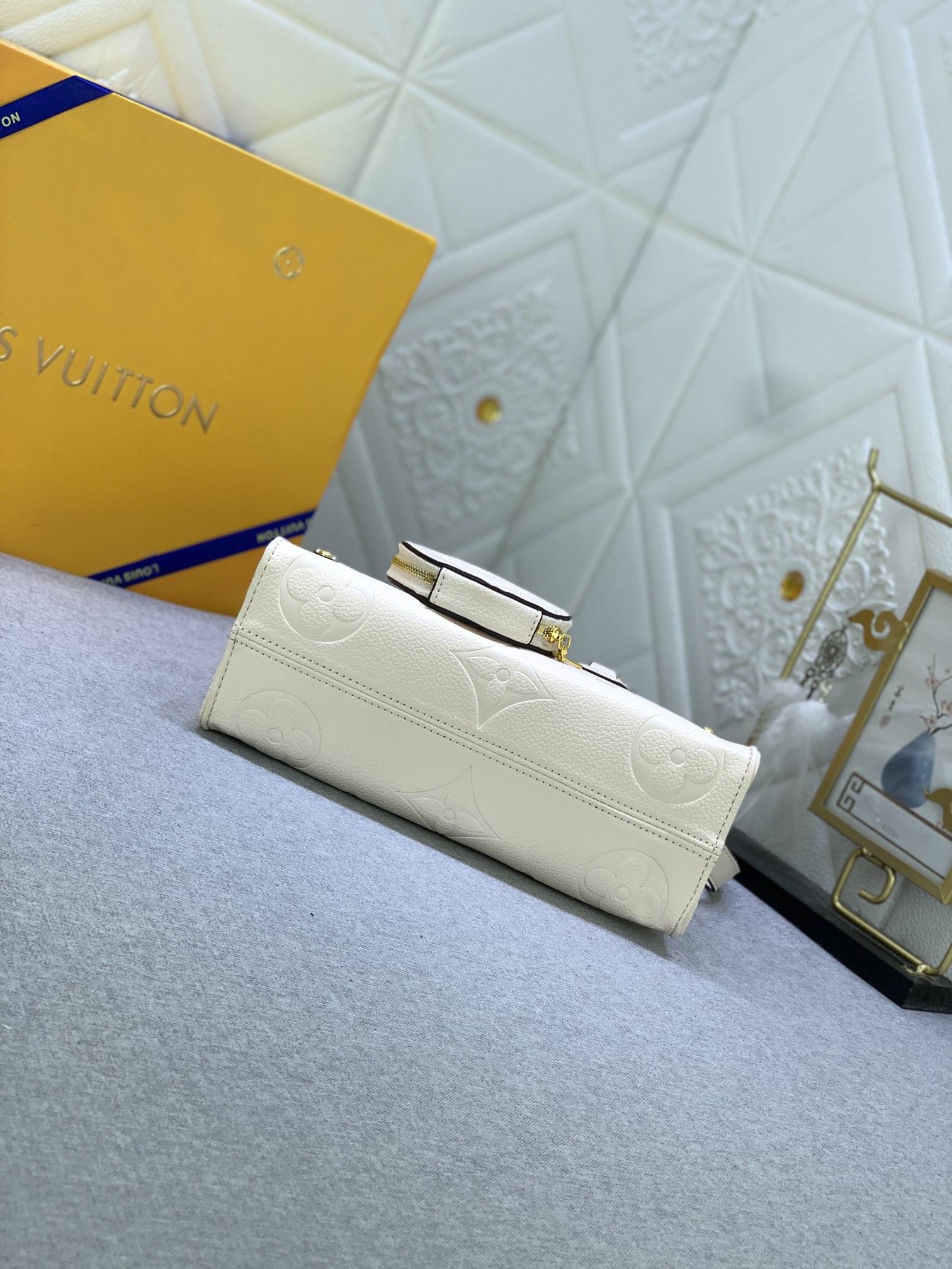 Louis Vuitton OnTheGo East West M23640 25 x 13 x 10cm