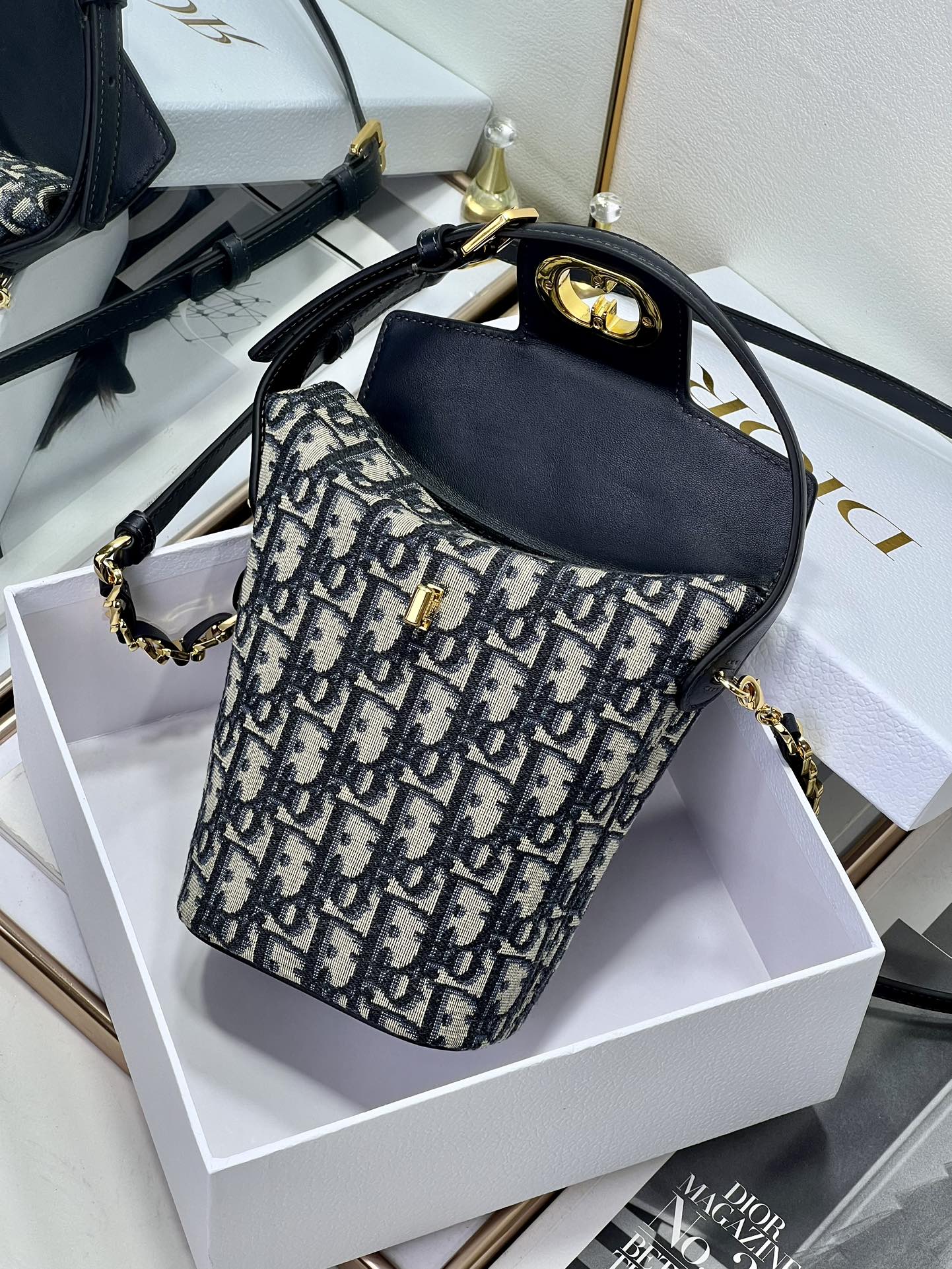 Dior 30 Montaigne 2049 17x18x8cm