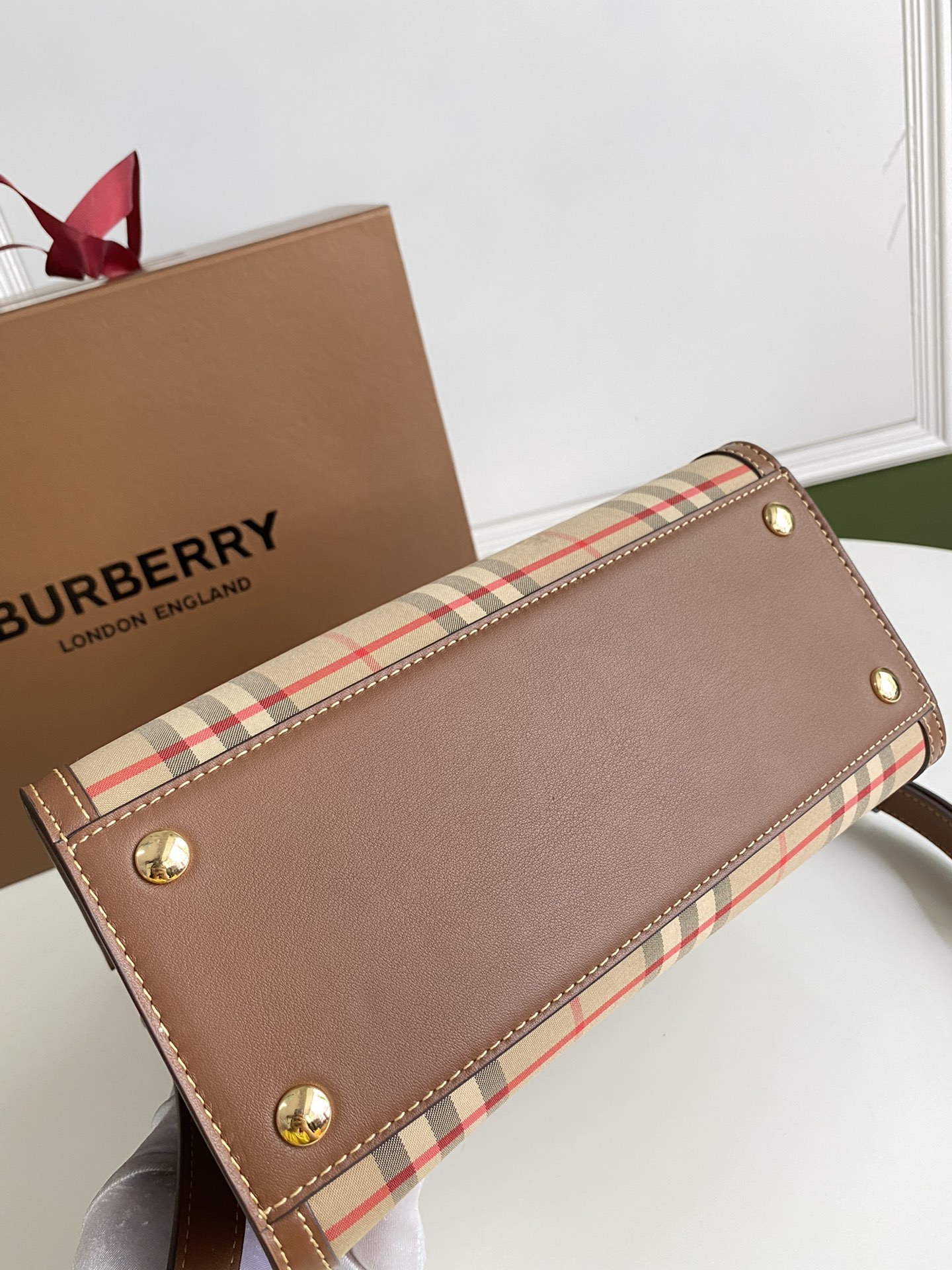 Burberry Title 267170 26 x 13.5 x 20cm