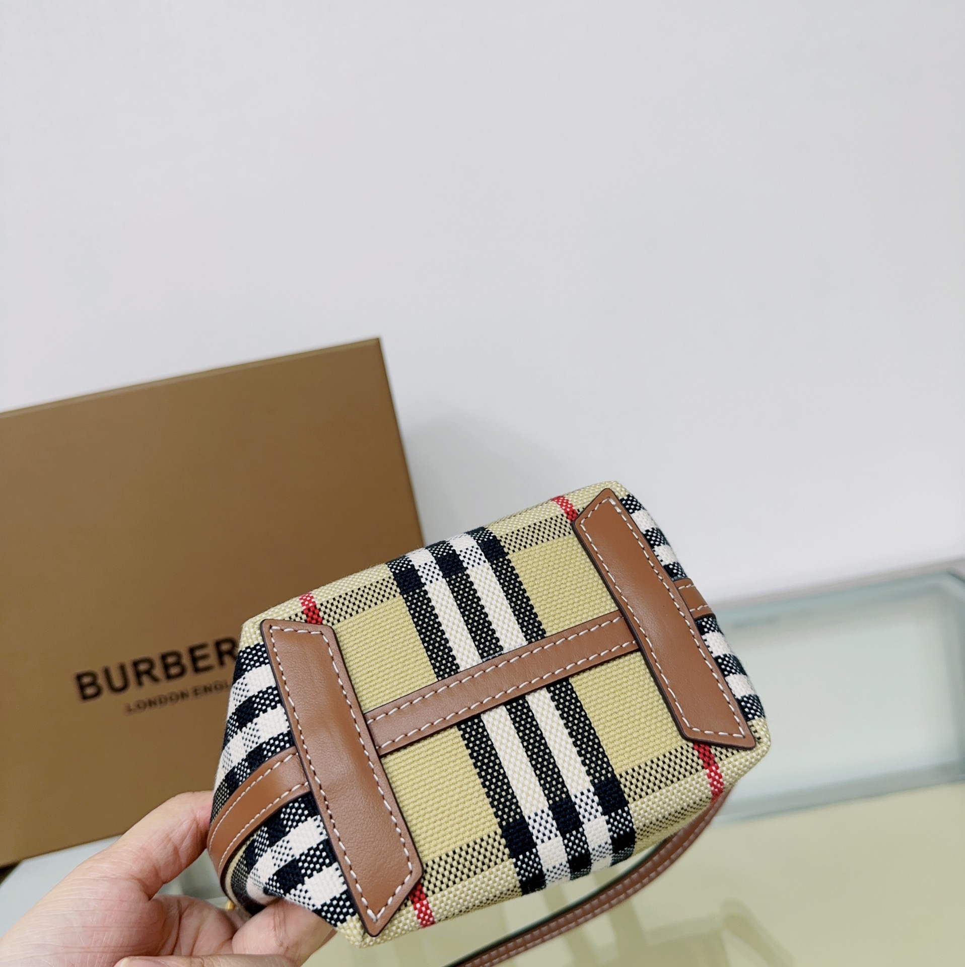 Burberry 461153 13 x 8.5 x 19.5cm