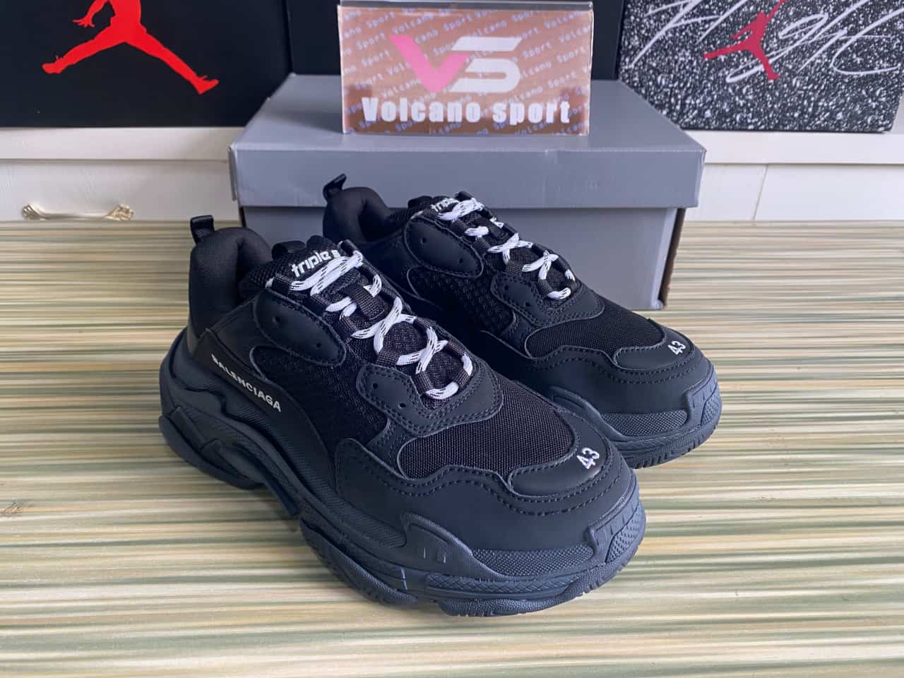 Bale*ciaga Triple S Black