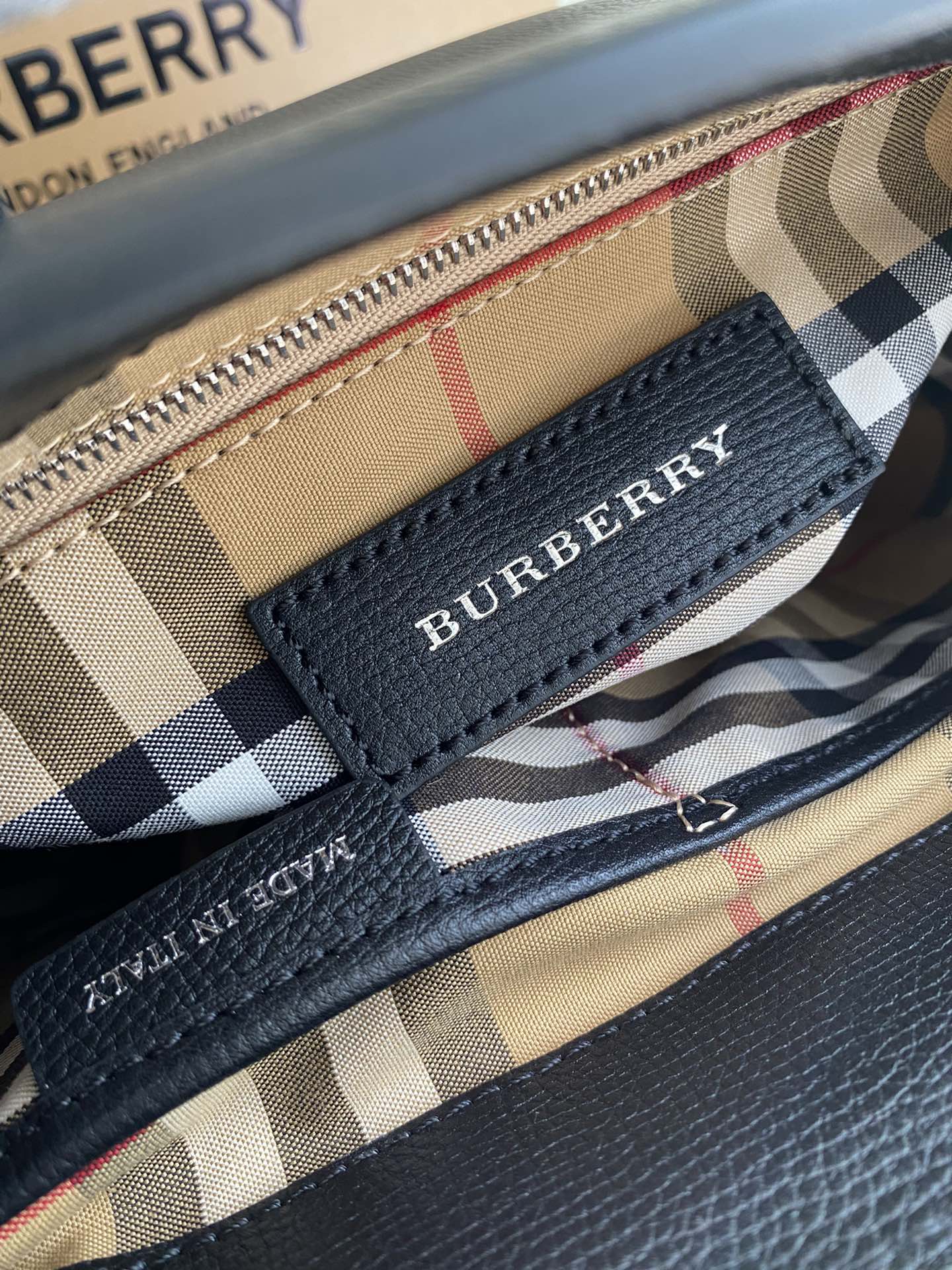 Burberry 637163 26 x 12 x 19cm