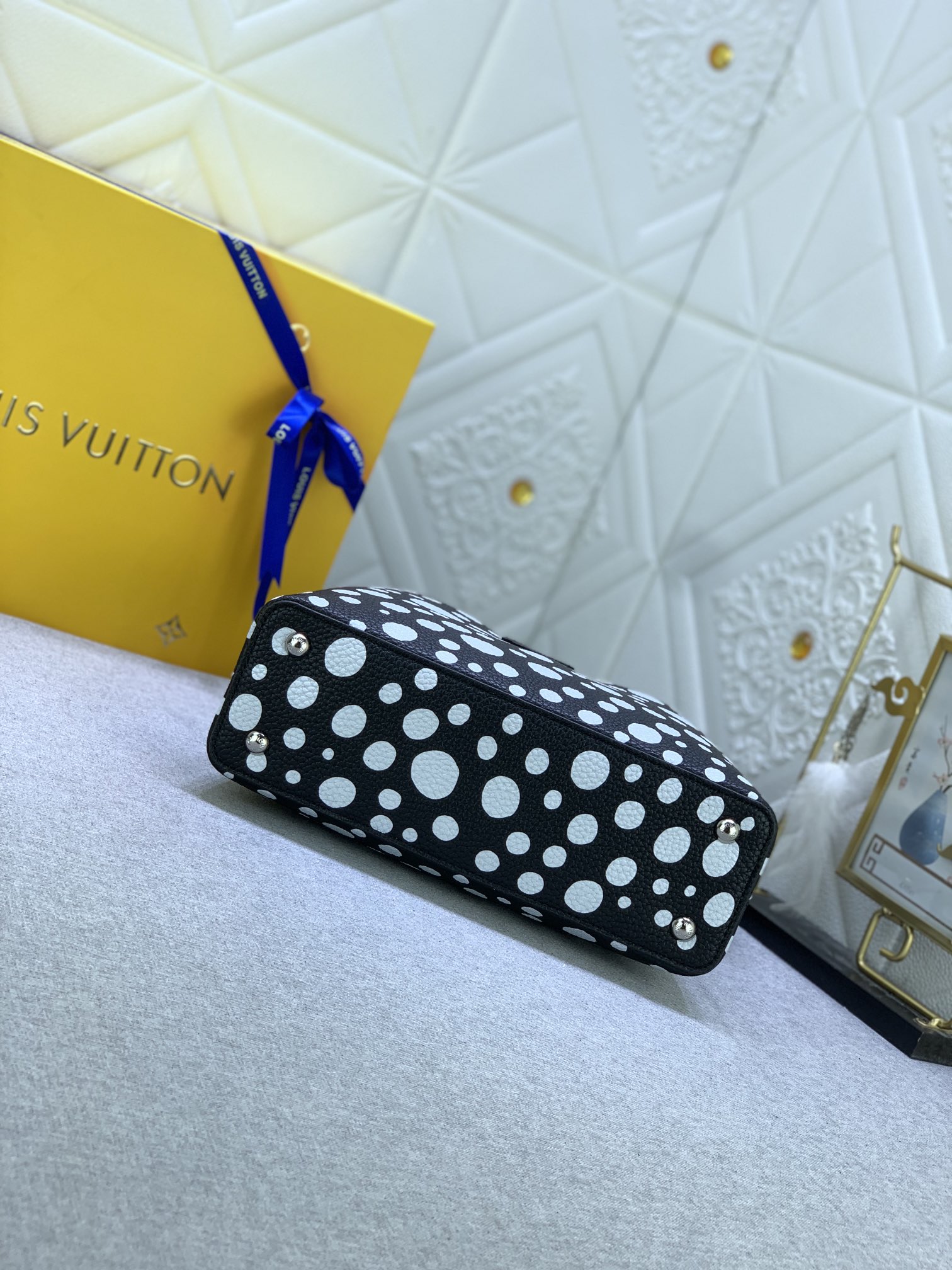 Louis Vuitton x YK Capucines M21663 (5) 27x18x9cm