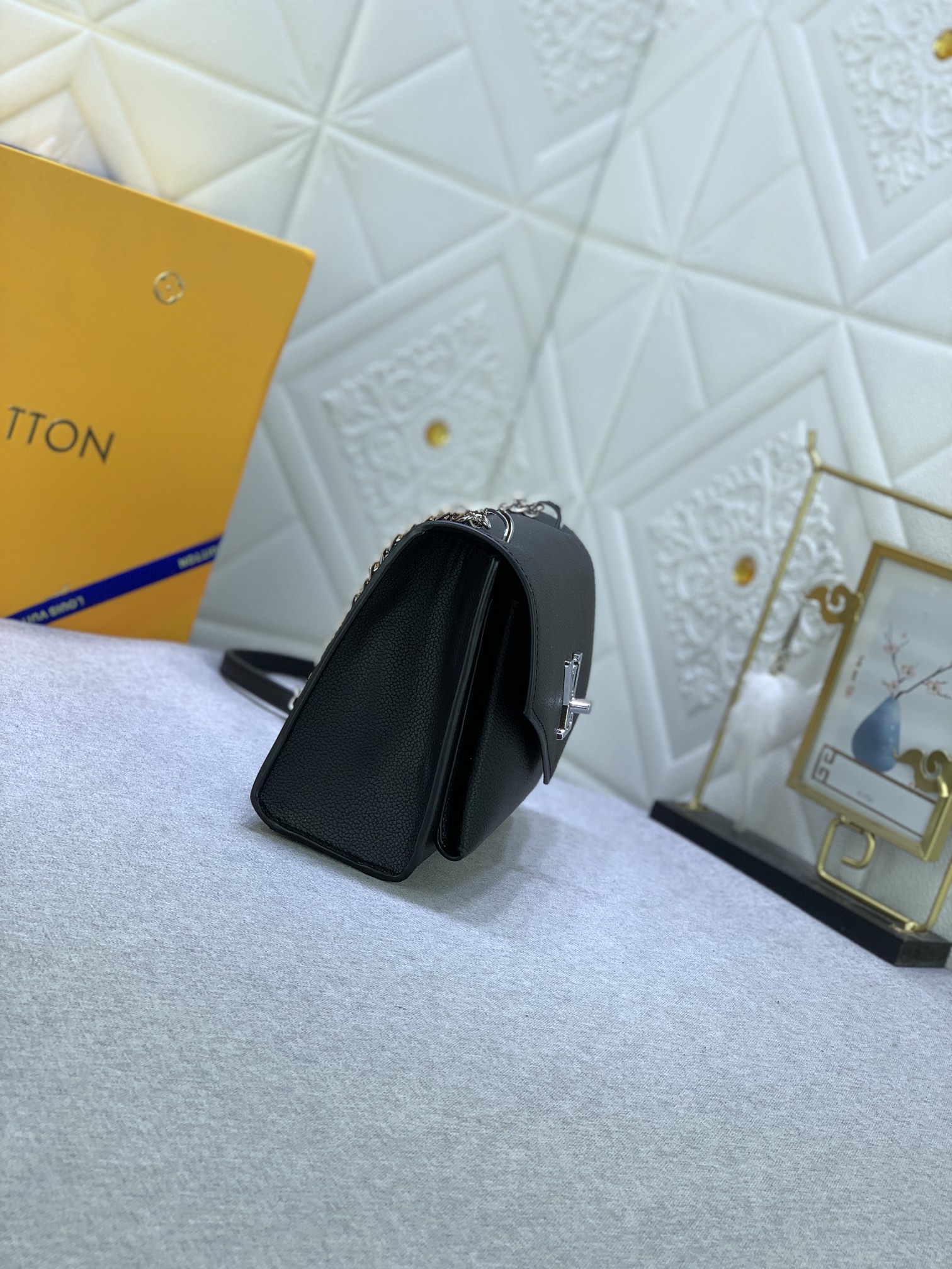 Louis Vuitton Mylockme BB M51418 22.5 x 17.0 x 5.5 cm