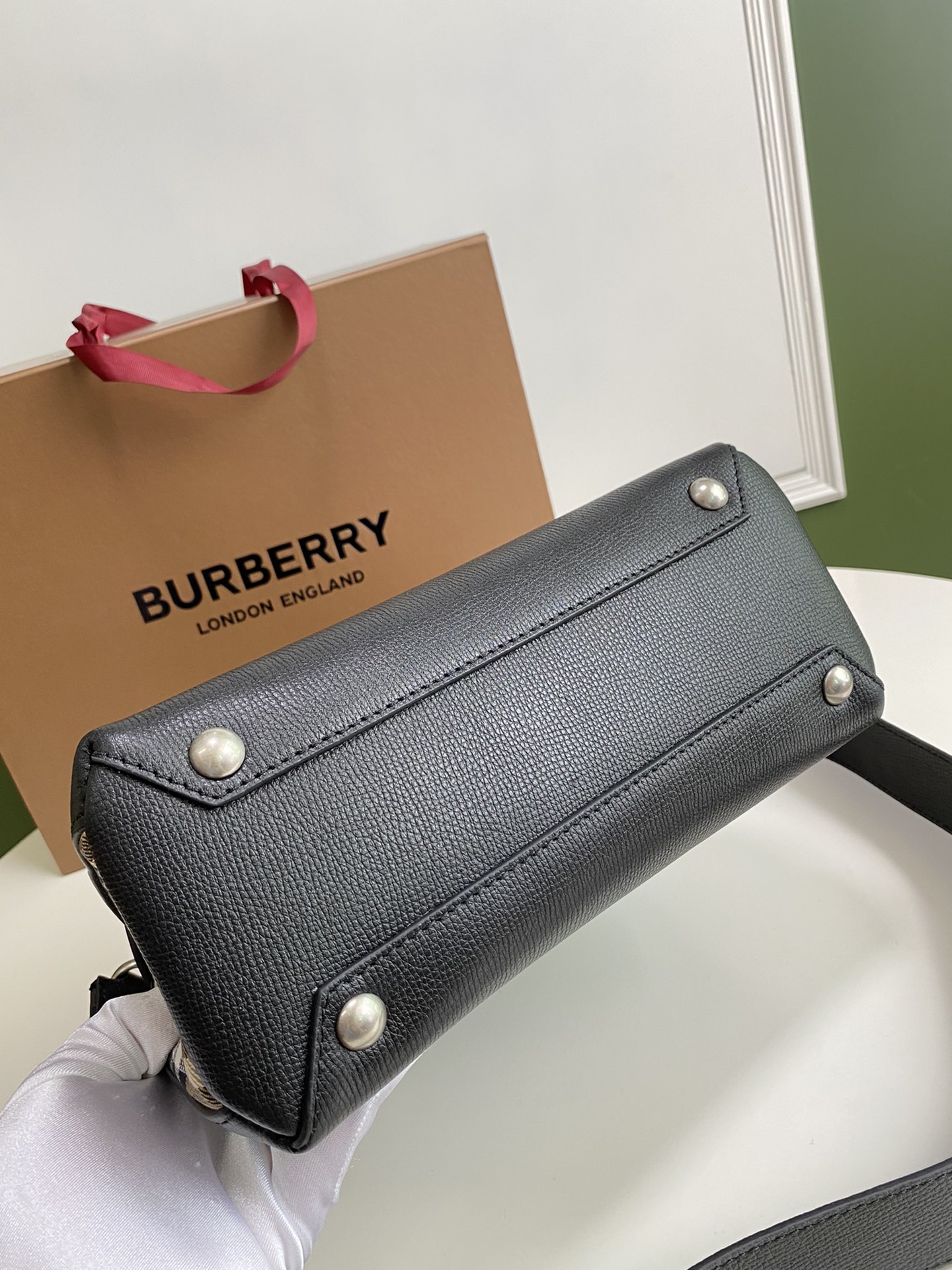 Burberry 637163 (2)  26 x 12 x 19cm