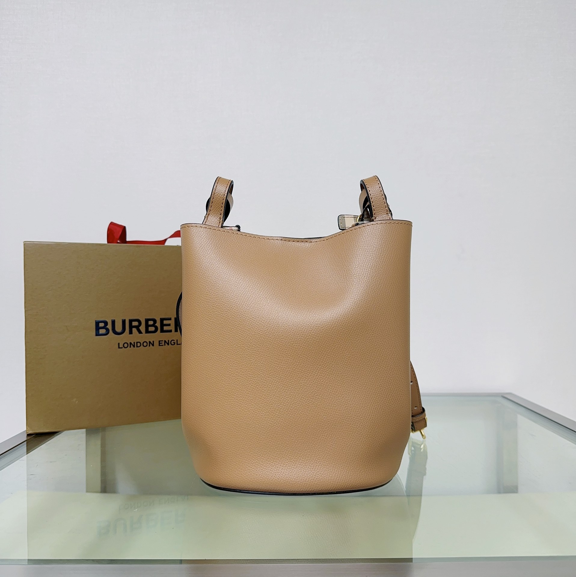 Burberry 158135 (7) 18.5 x 15 x 23.5cm