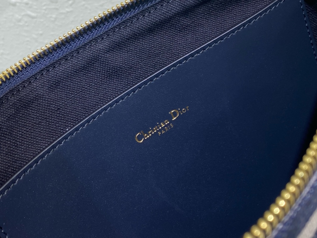 Dior Caro Daily 30 x 21.5 cm