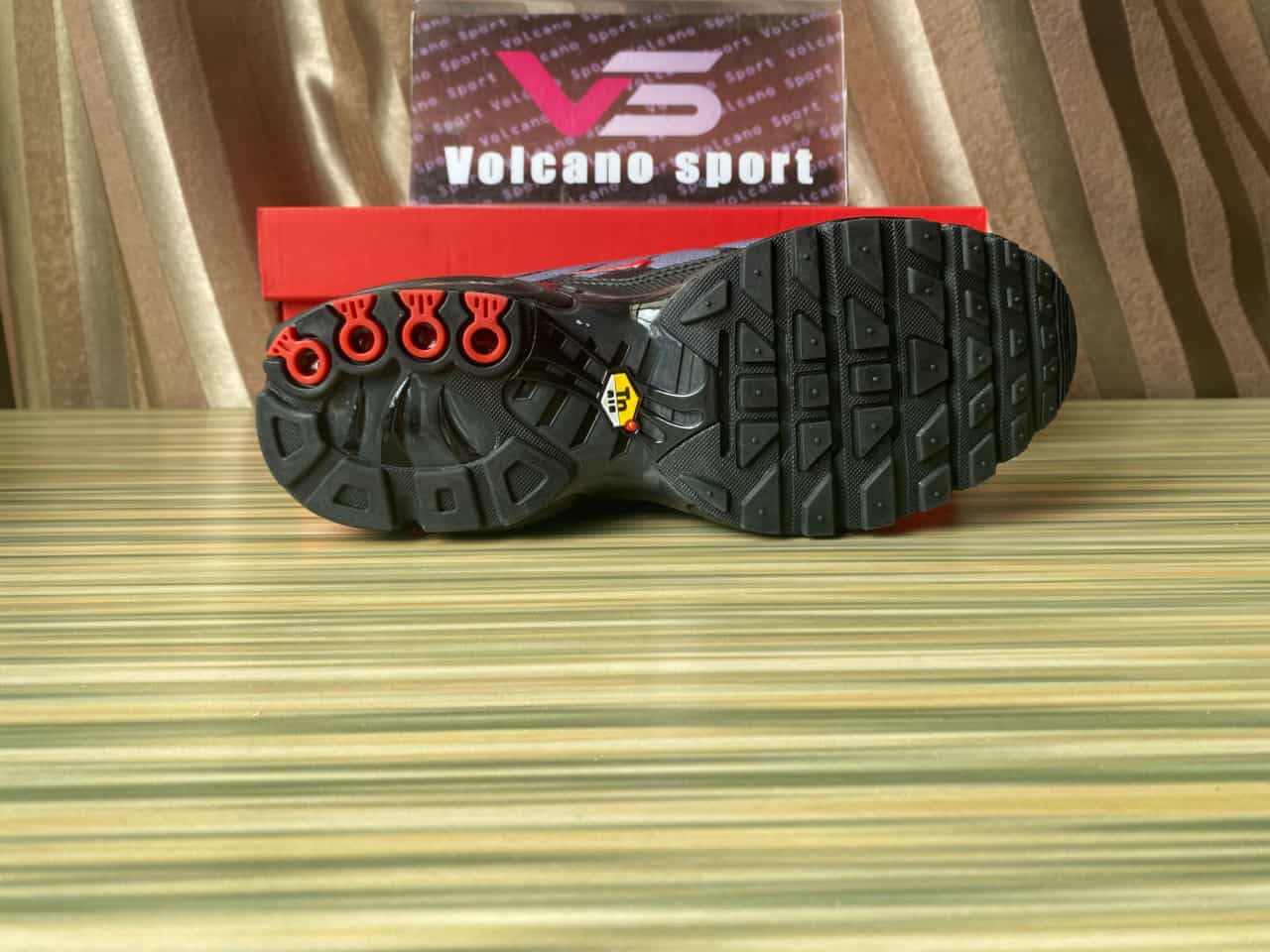 Nike Air Max Plus Black Gradient Red CI2299-001