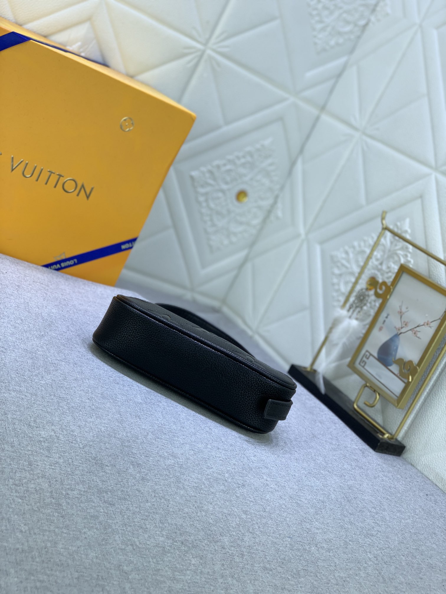Louis Vuitton Mini Moon M82391 (2) 20.5 x 11.0 x 5.0cm