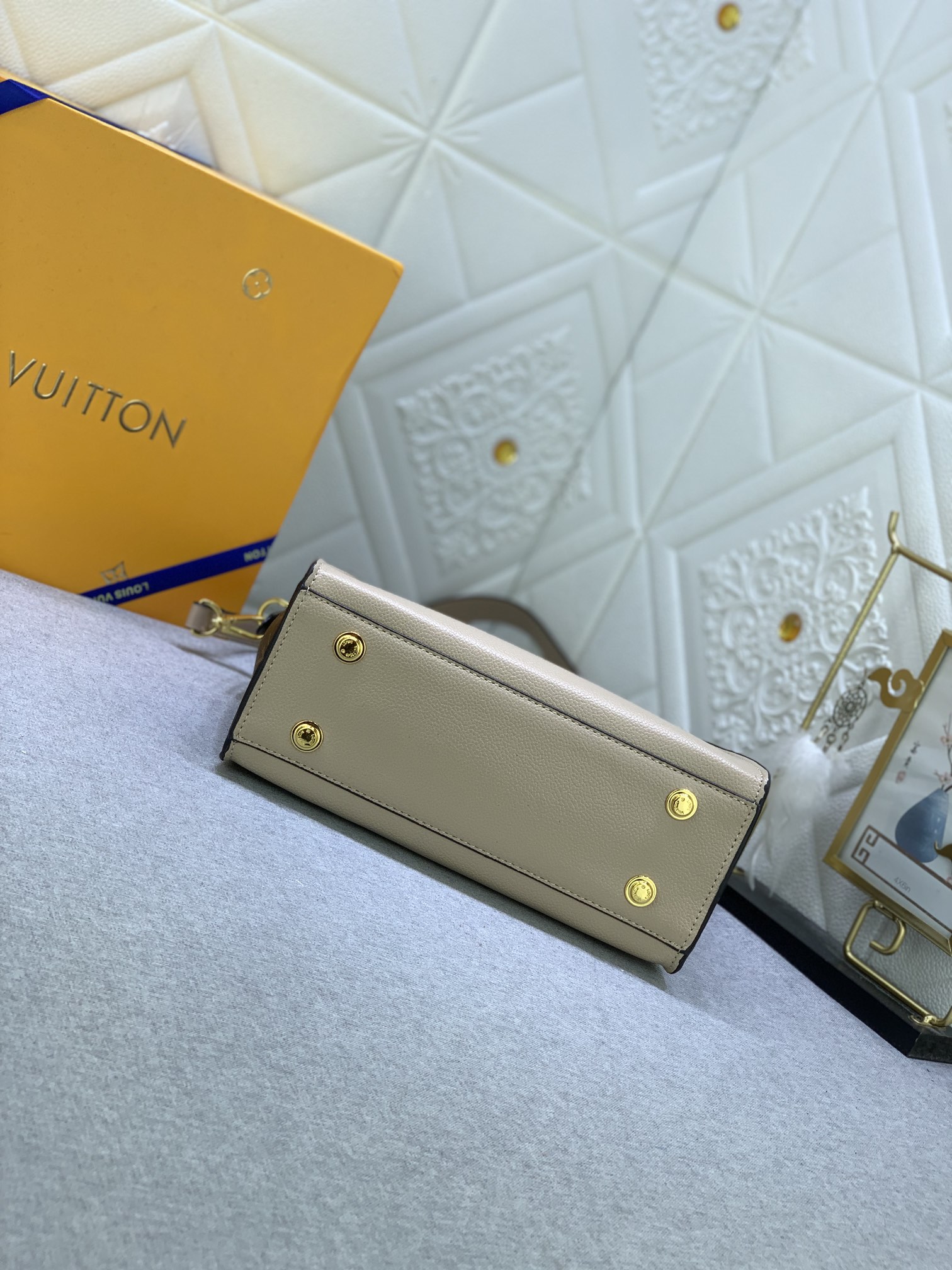 Louis Vuitton ON MY SIDE M57728 25 x 20 x 12 cm