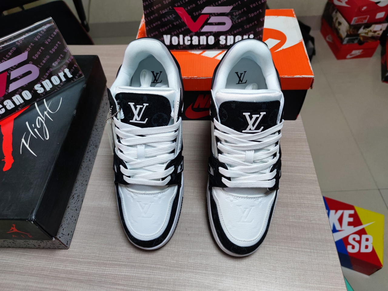 LV TRAIL SNEAKER Black White
