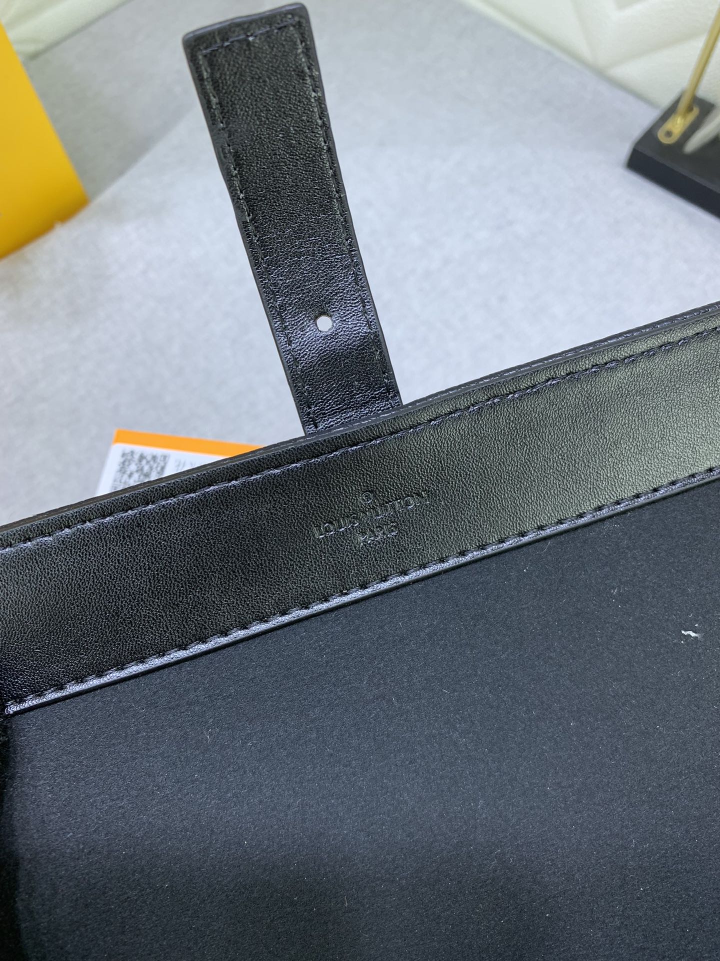 Louis Vuitton M10147 (2) 20 x 8 x 8 cm