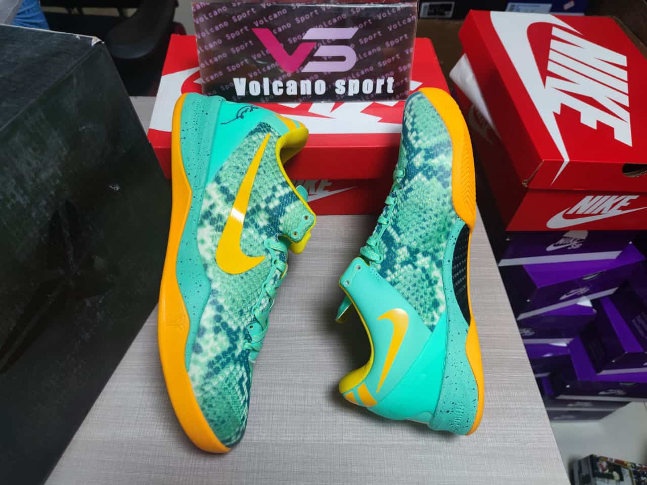 Kobe 8 System Green Glow Laser Orange 555035-304