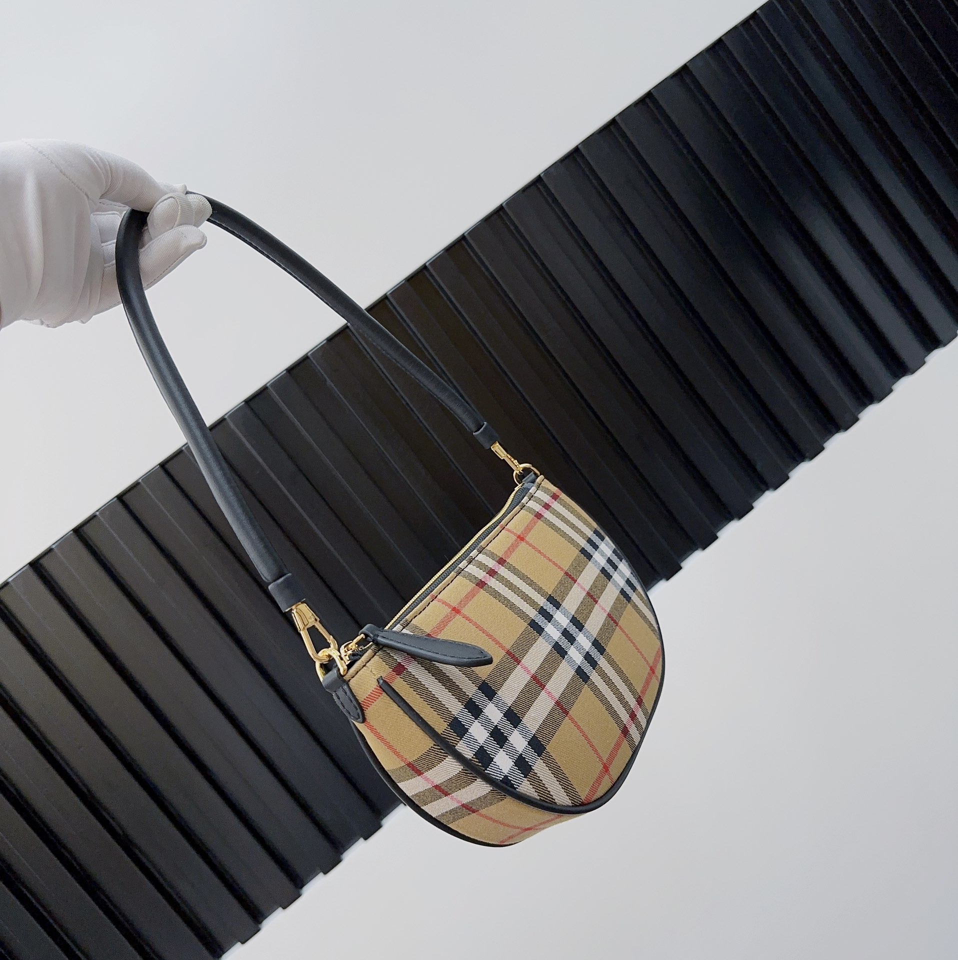 Burberry 405133 21 x 4 x 12.2 cm