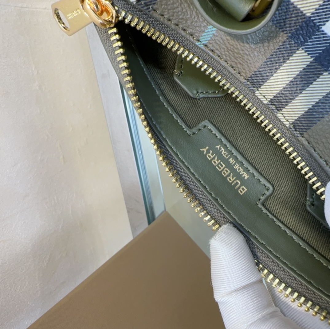 Burberry 496247 (2)  18.5 x 11x 12cm