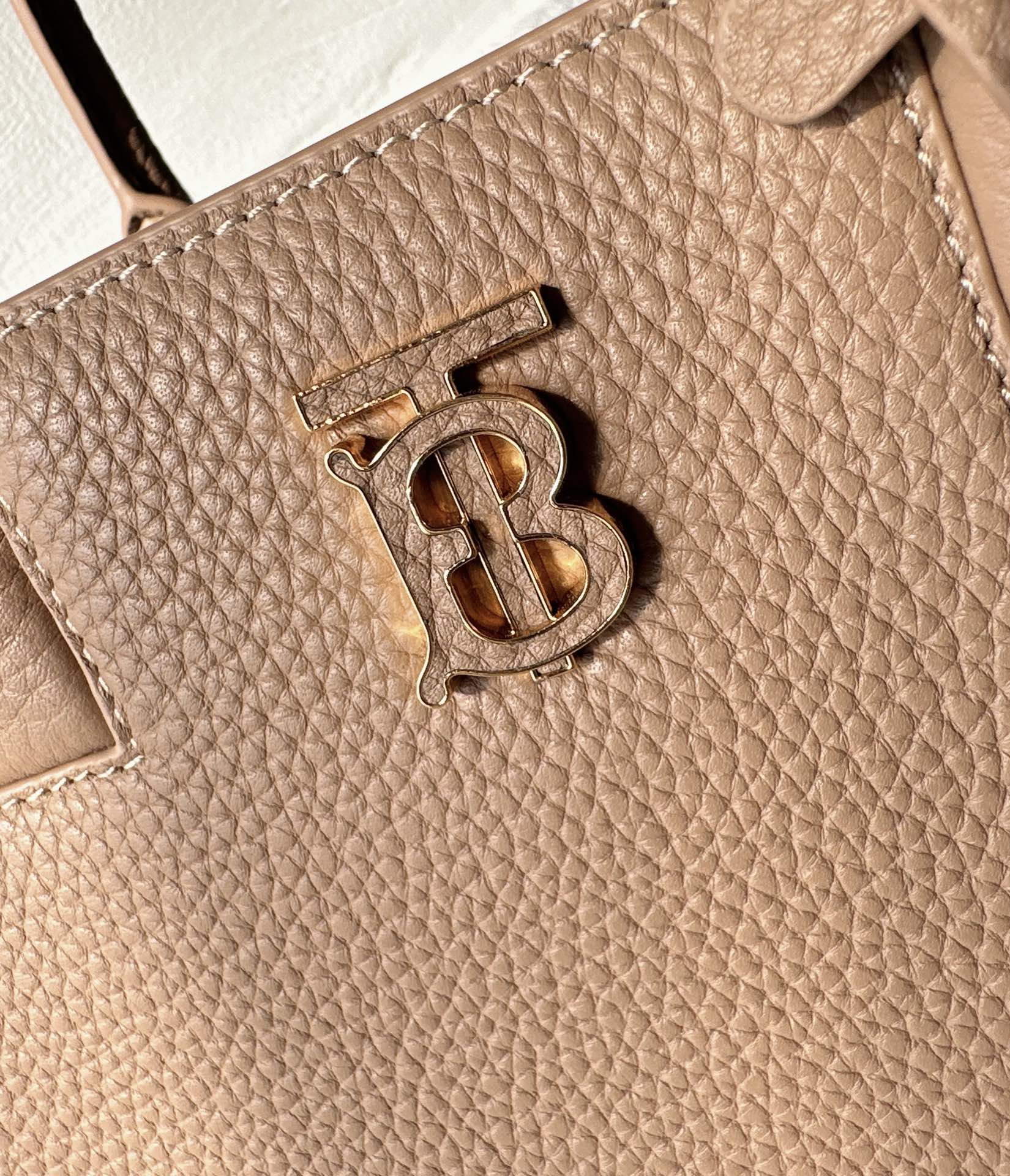 Burberry 044173 (3) 27x 11× 20cm