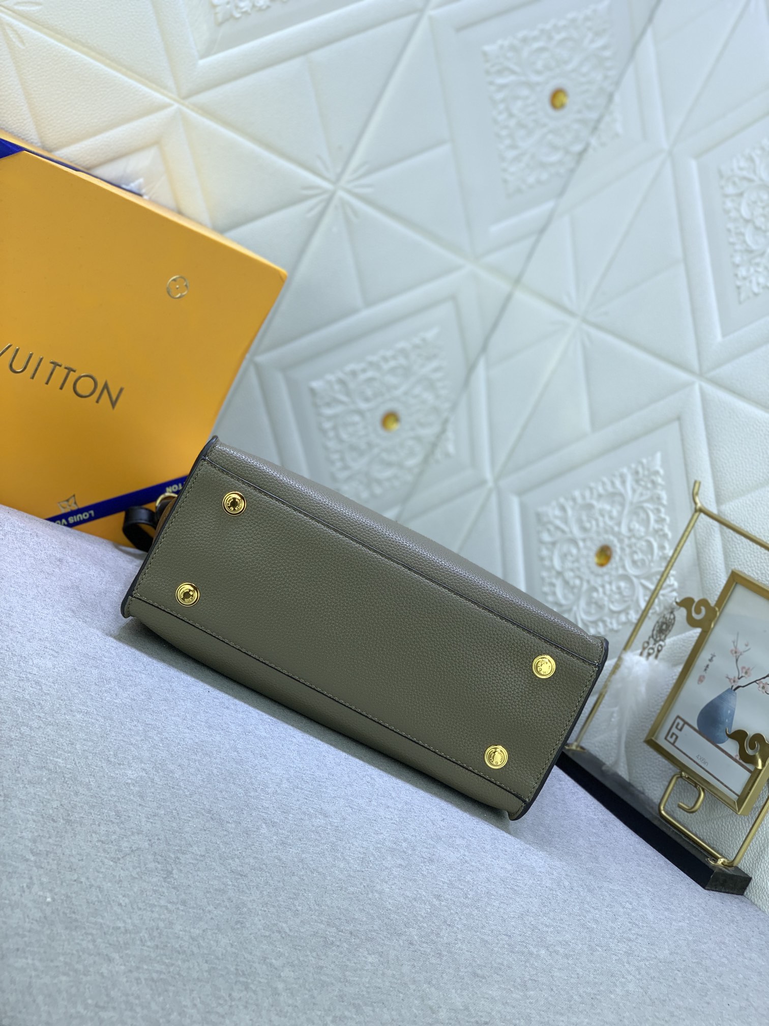 Louis Vuitton On My Side M53826 30.5 x 24.5 x 14 cm