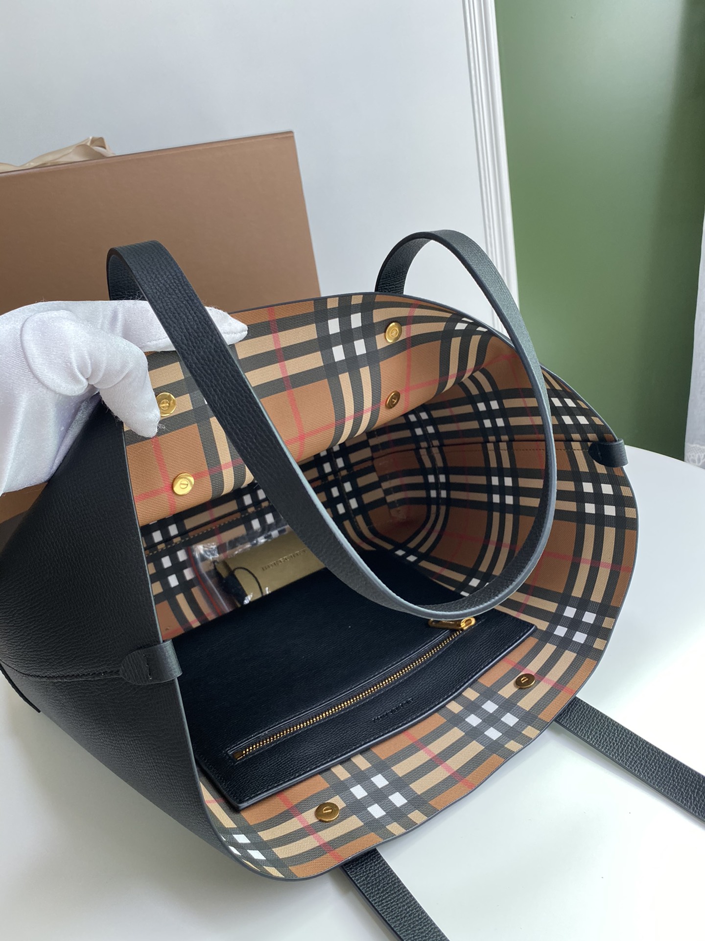 Burberry 208155 (2) 35 x 12 x 29cm