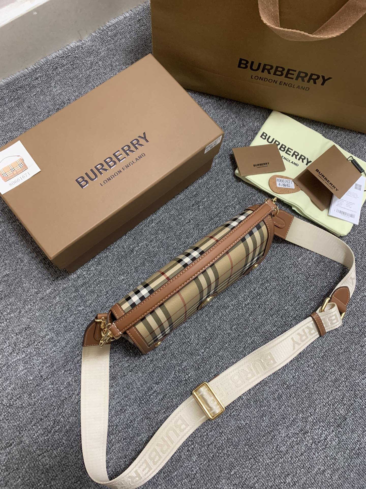 Burberry 167163 24 x 8 x 14cm