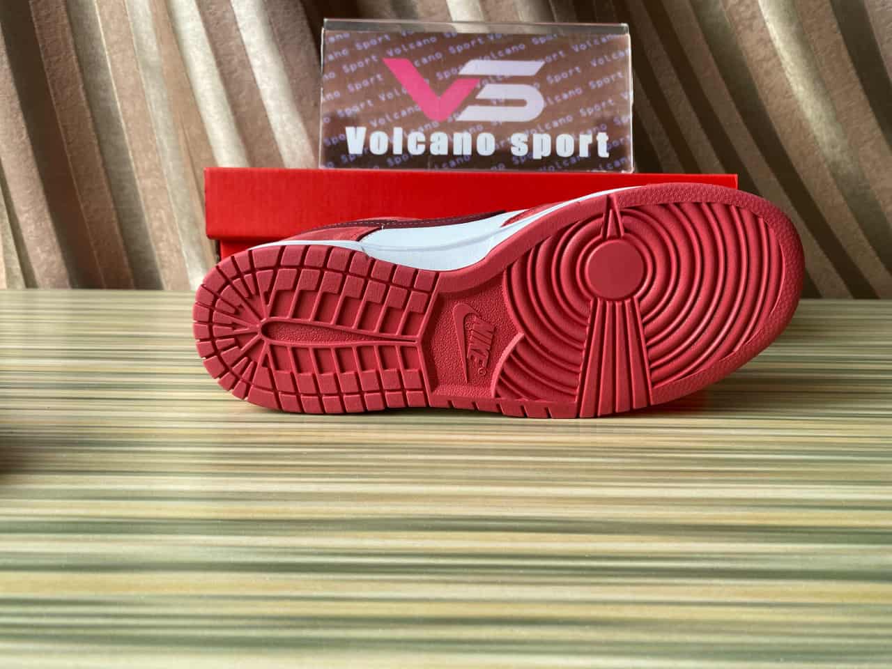 Dunk Low 'Valentine's Day 2024'FQ7056-100