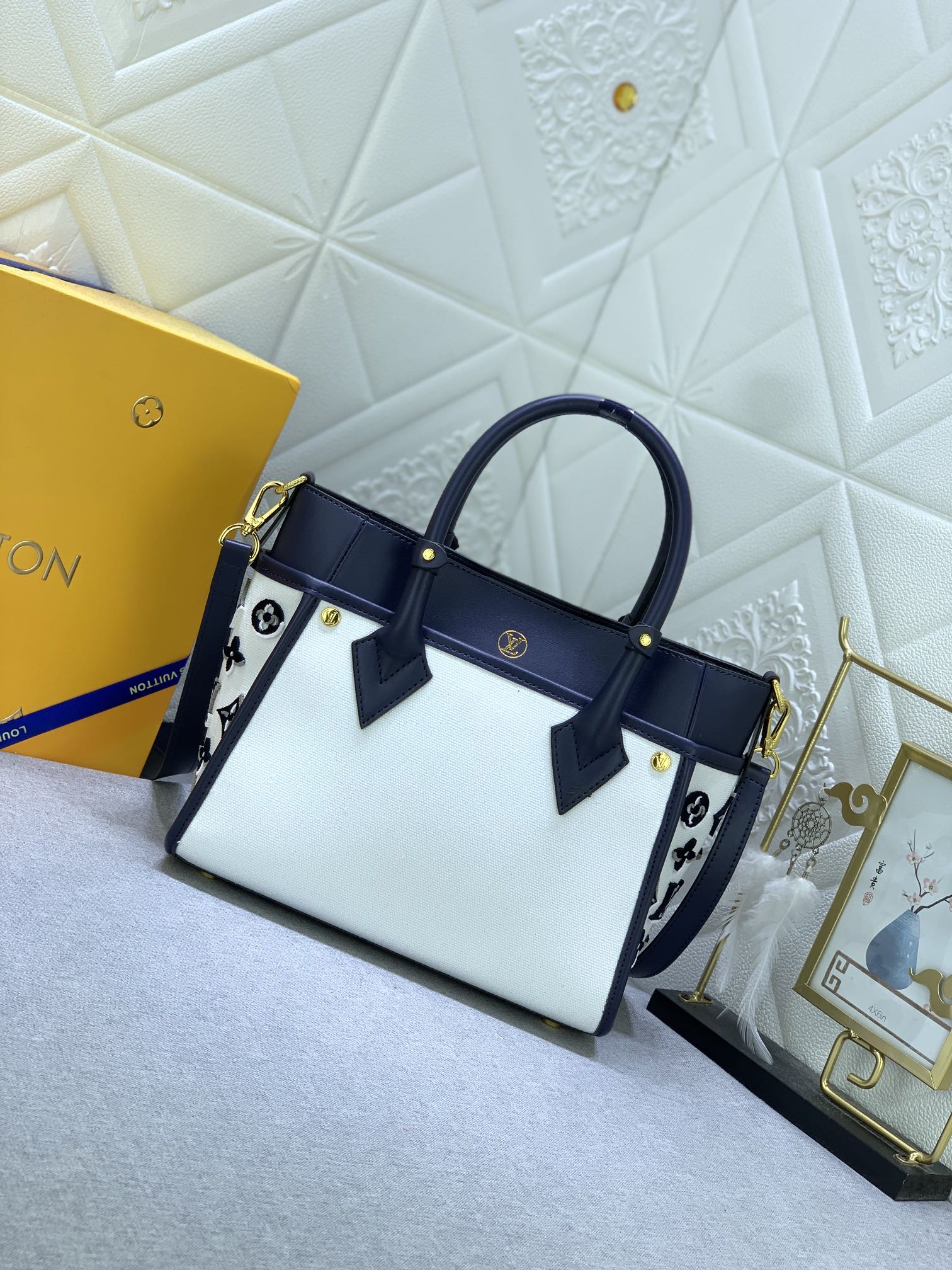 Louis Vuitton On My Side 22195 25 x 20 x 12cm