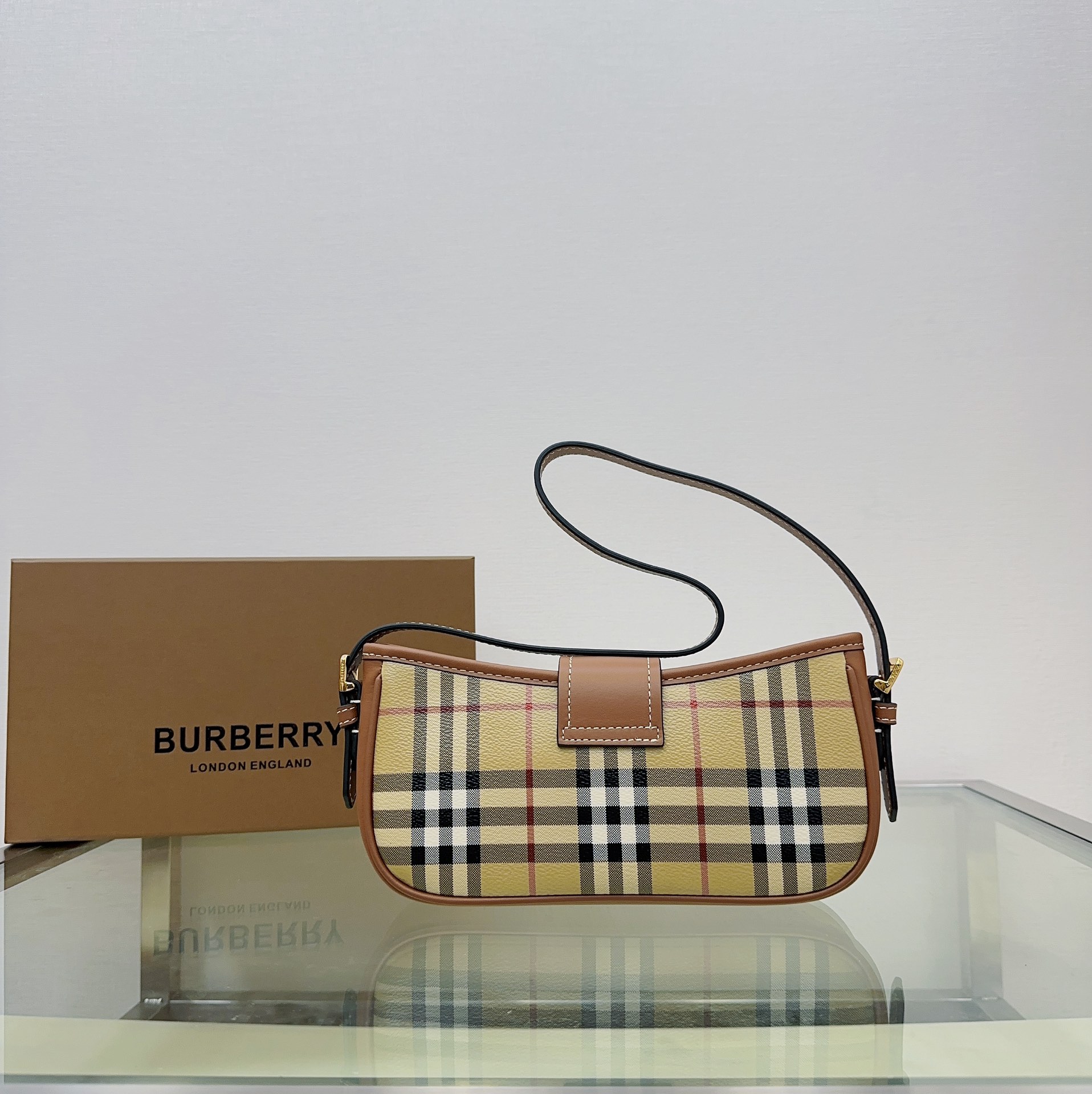 Burberry 563153 26 x 6 x 12cm