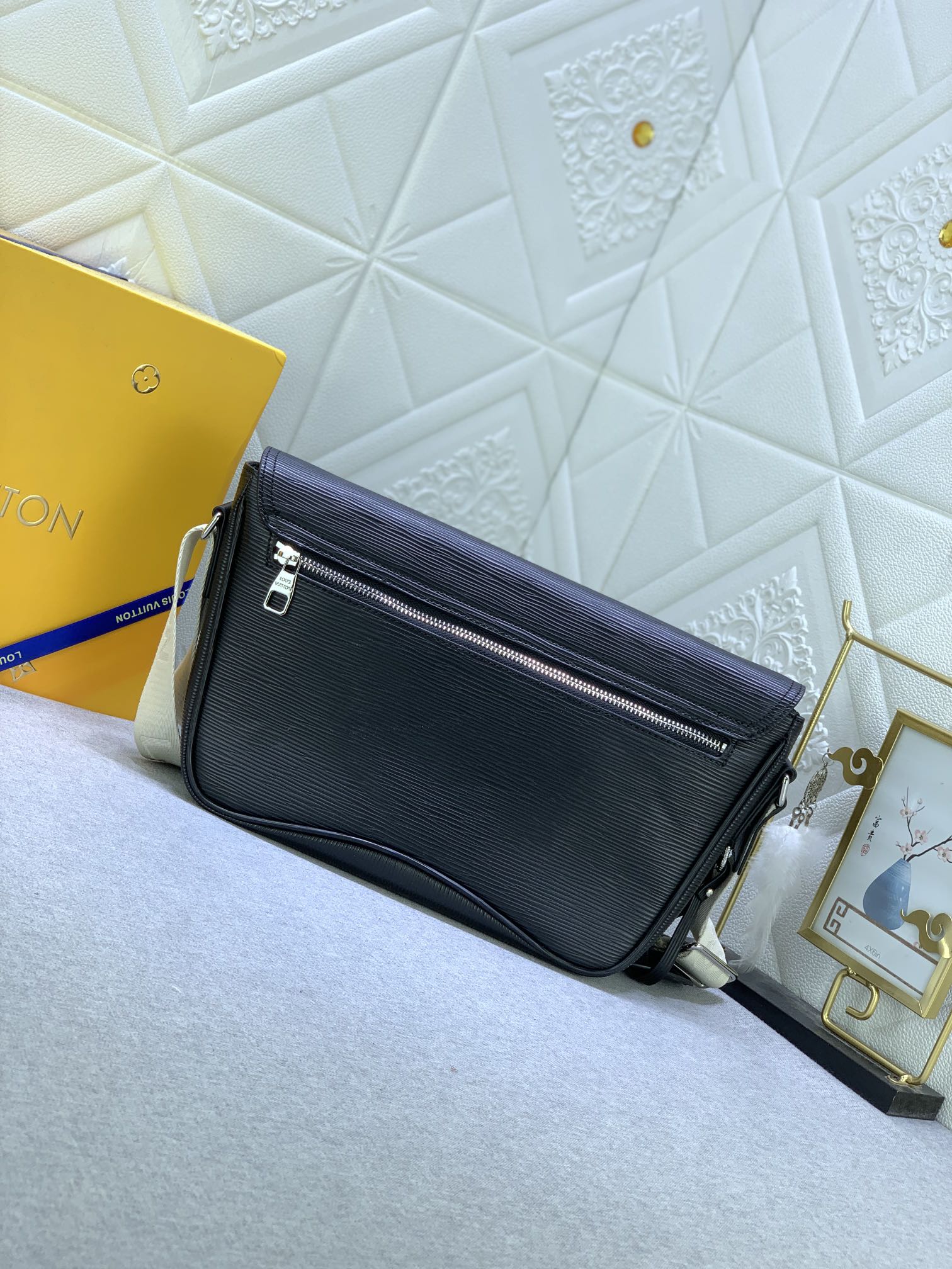 Louis Vuitton M23097 34 x 19 x 11cm