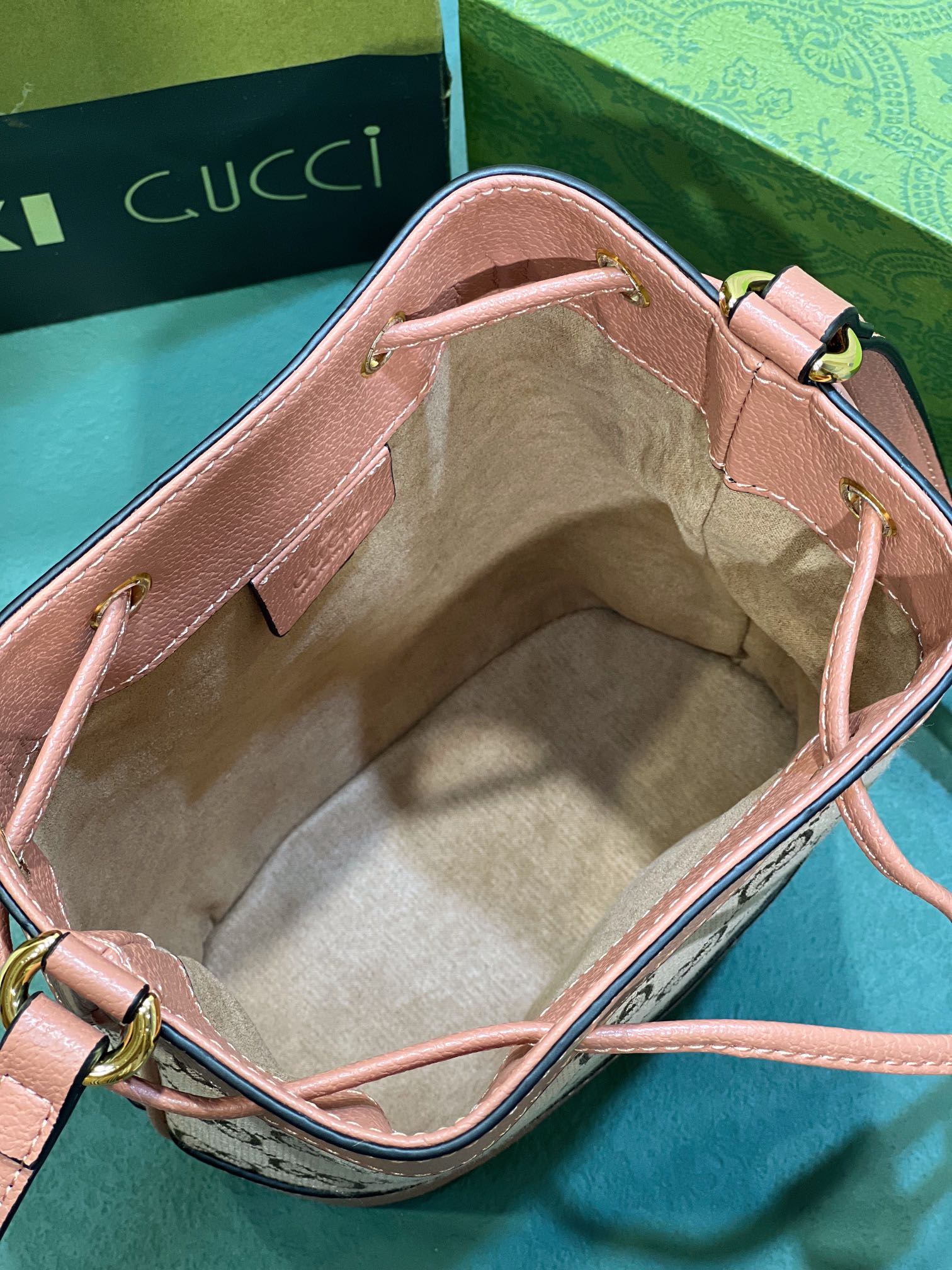 Gucci 550620 15x18x9.5cm