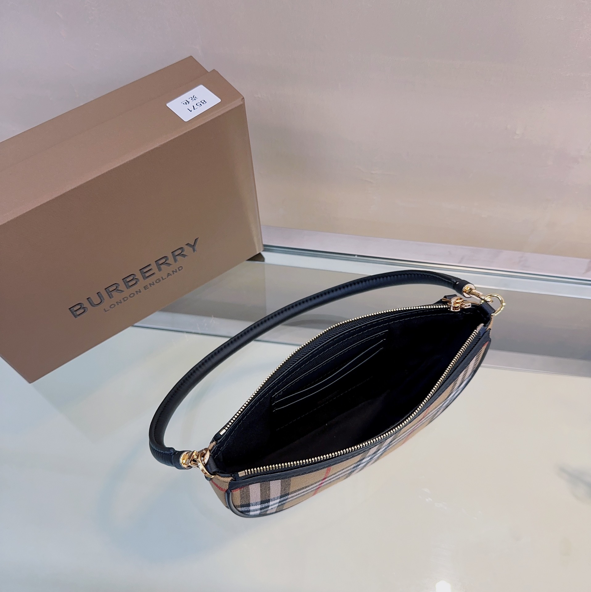 Burberry 405133 21 x 4 x 12.2 cm