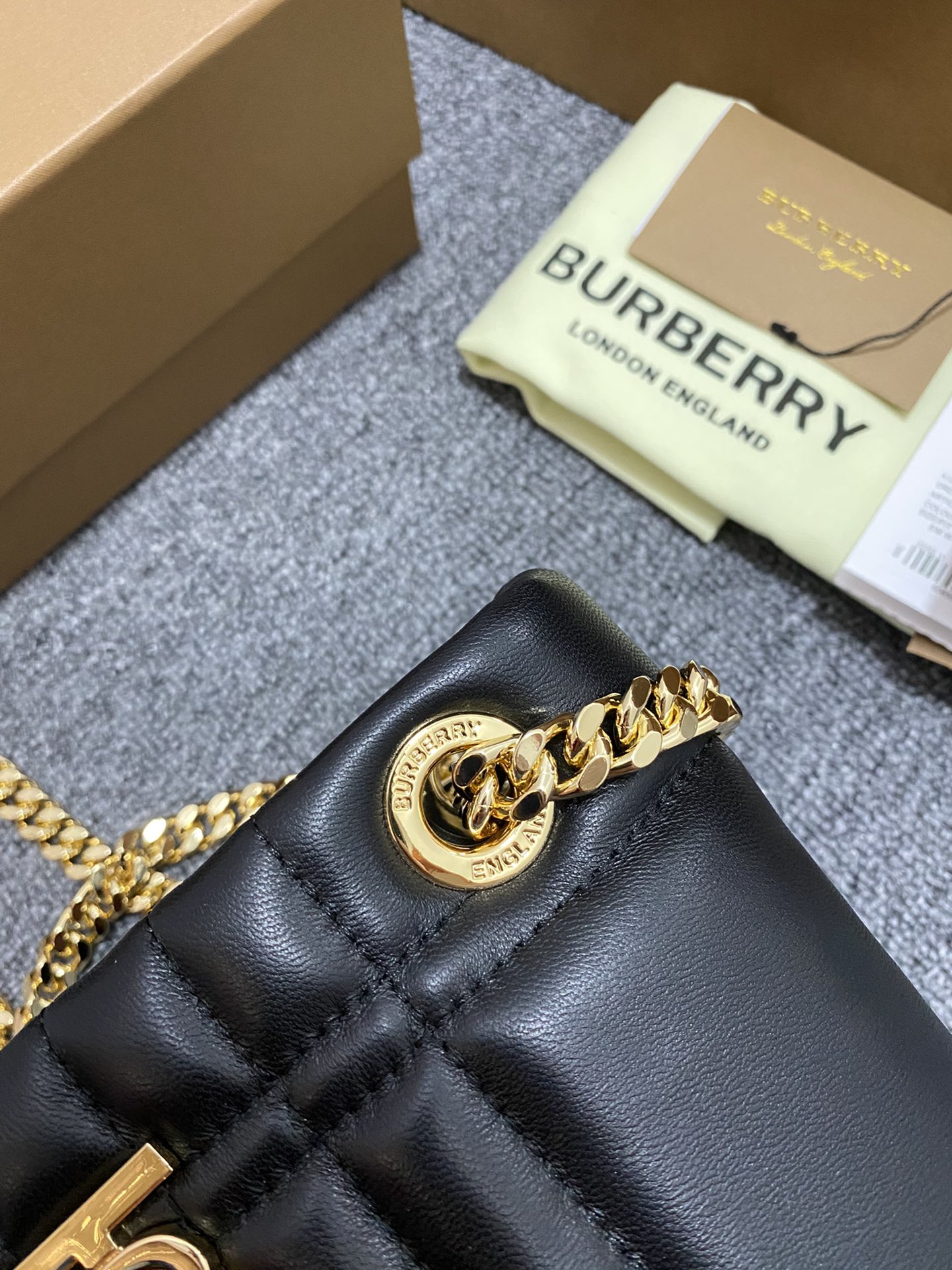 Burberry Lola 287145 20 x 9 x 19.5cm