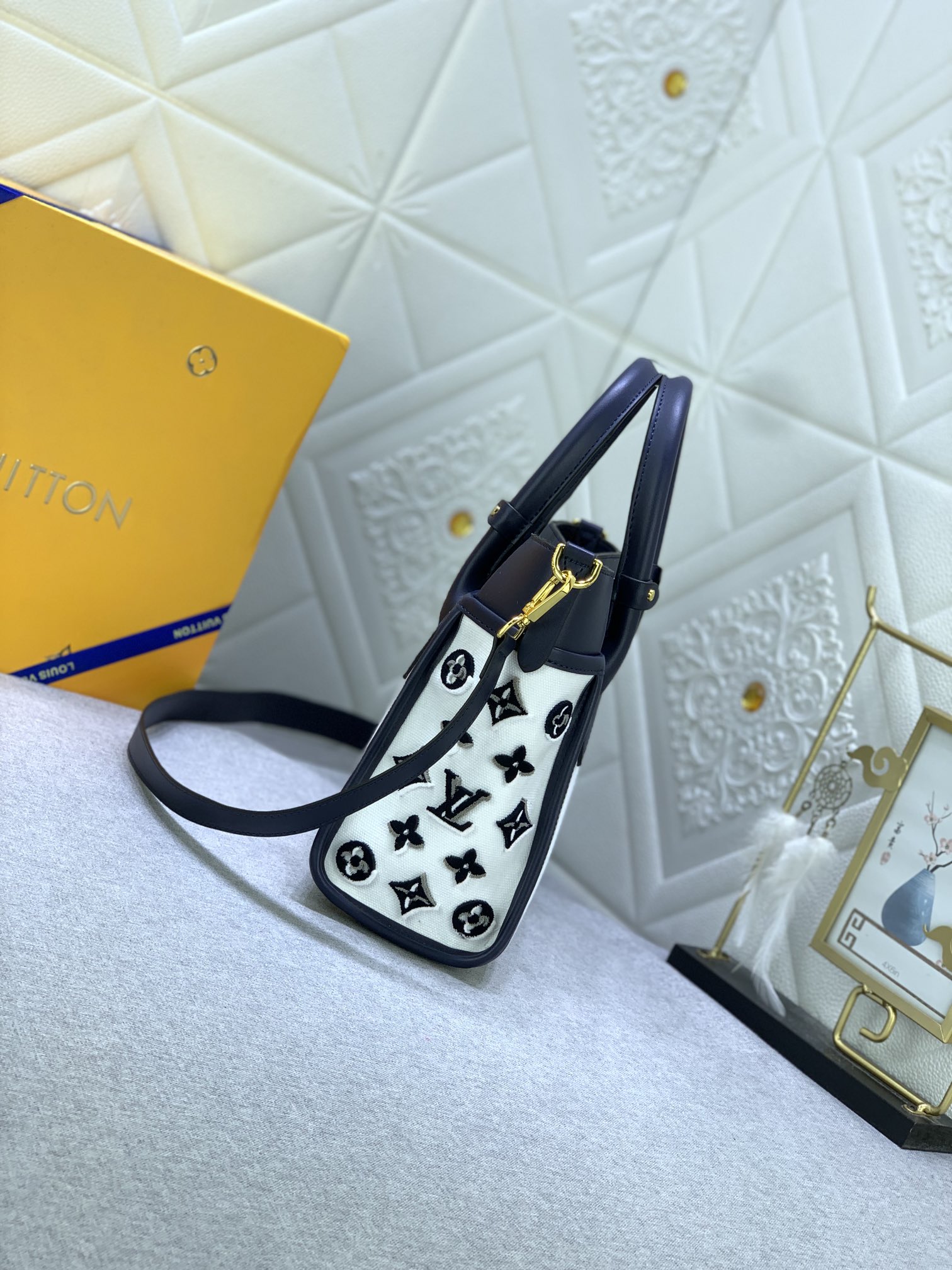 Louis Vuitton On My Side 22195 25 x 20 x 12cm