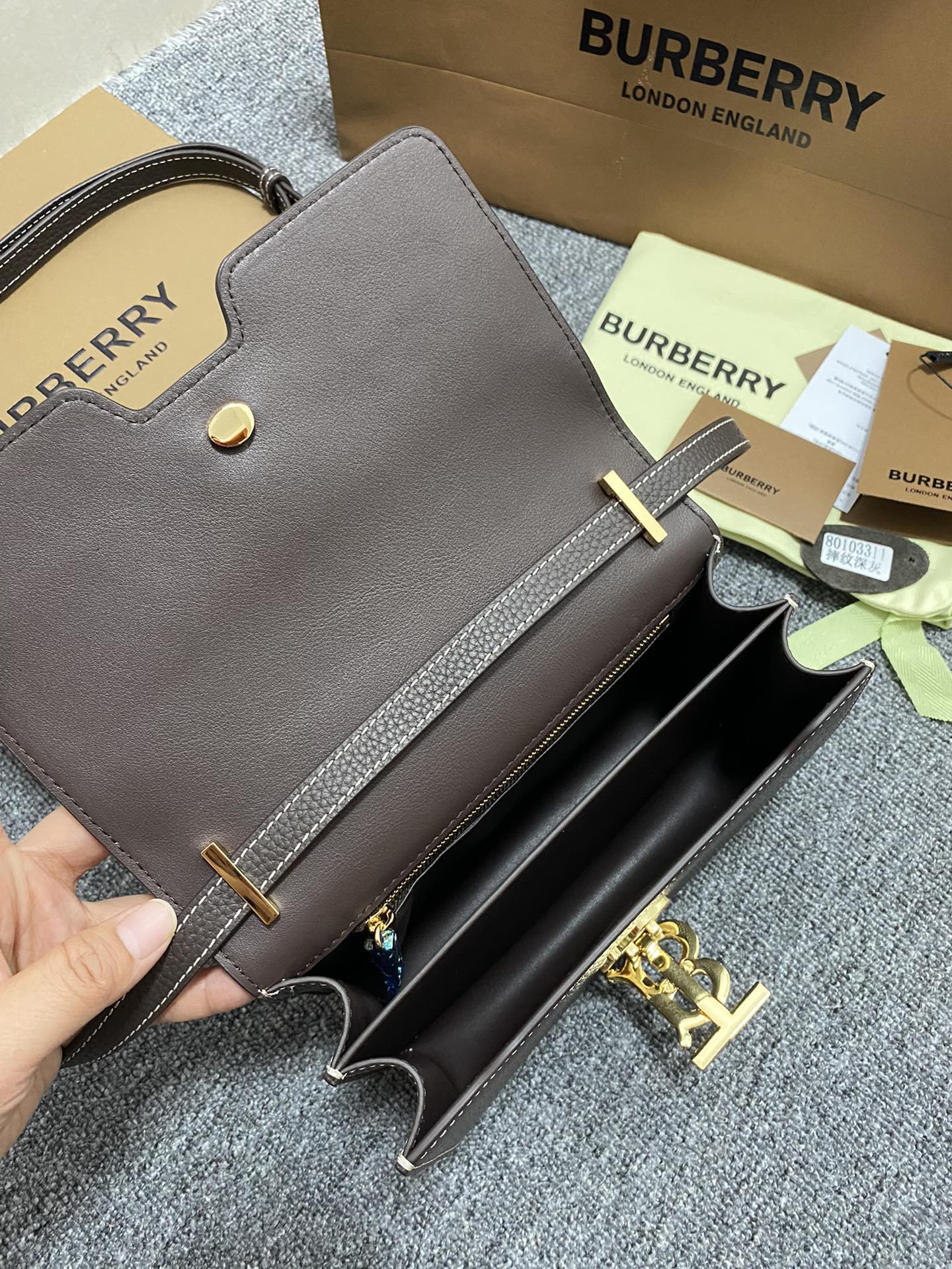 Burberry 331168 (2) 21 x 6 x 16cm