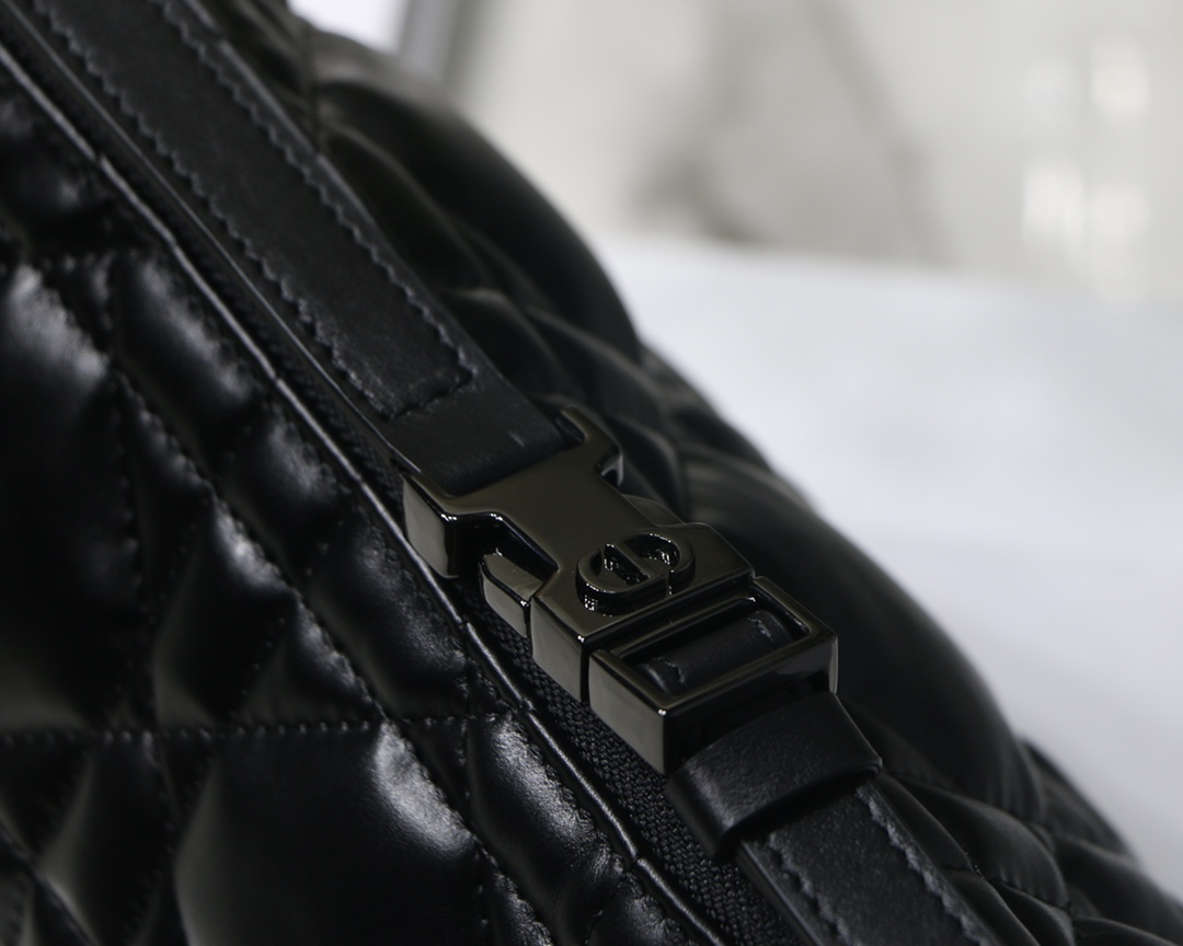 DIOR TRAVEL NOMAD M7003 (2) 22 x 13 x 9.5 cm