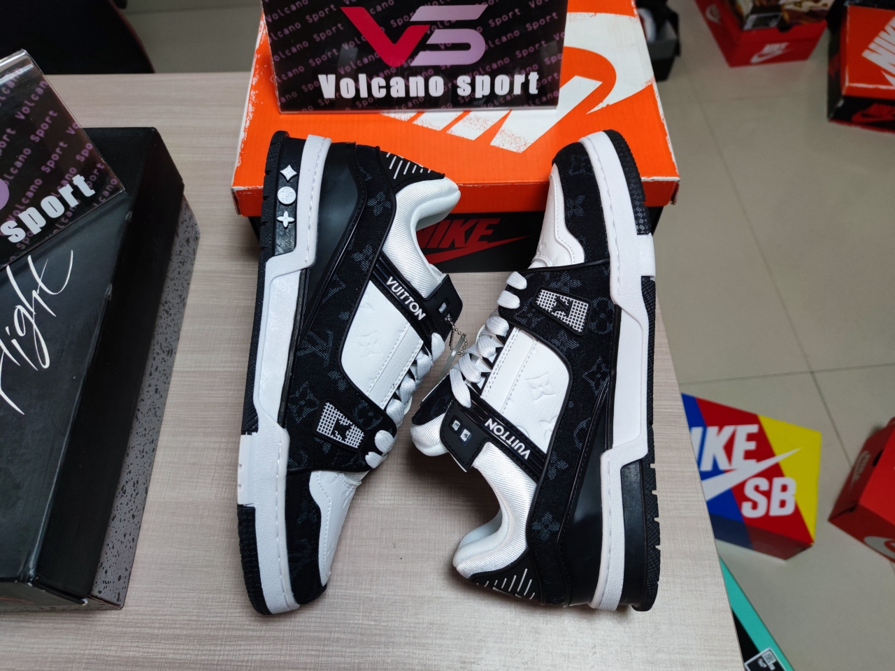 LV TRAIL SNEAKER Black White