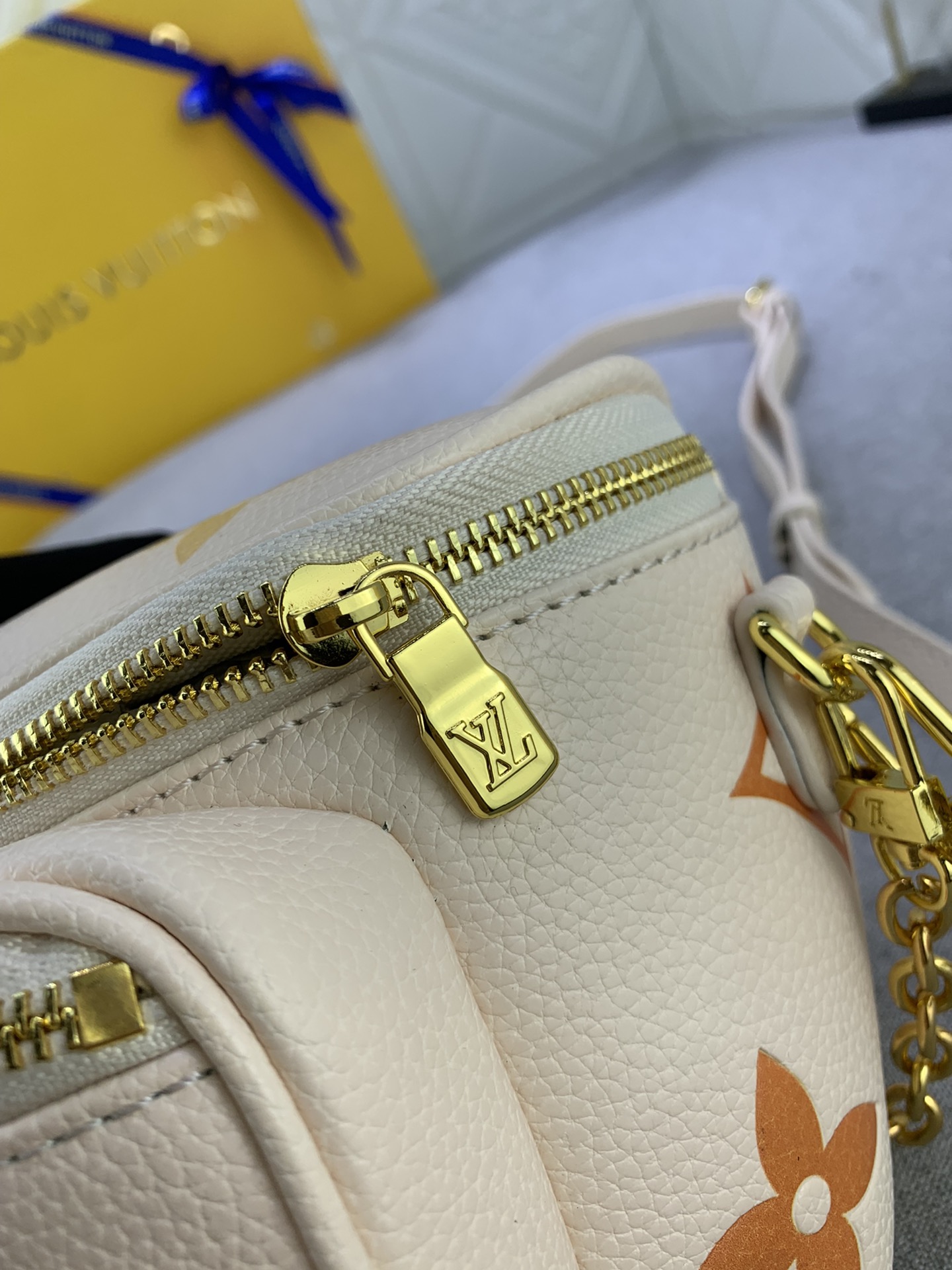 Louis Vuitton Mini Bumbag M82208 (3) 17x12x9.5cm