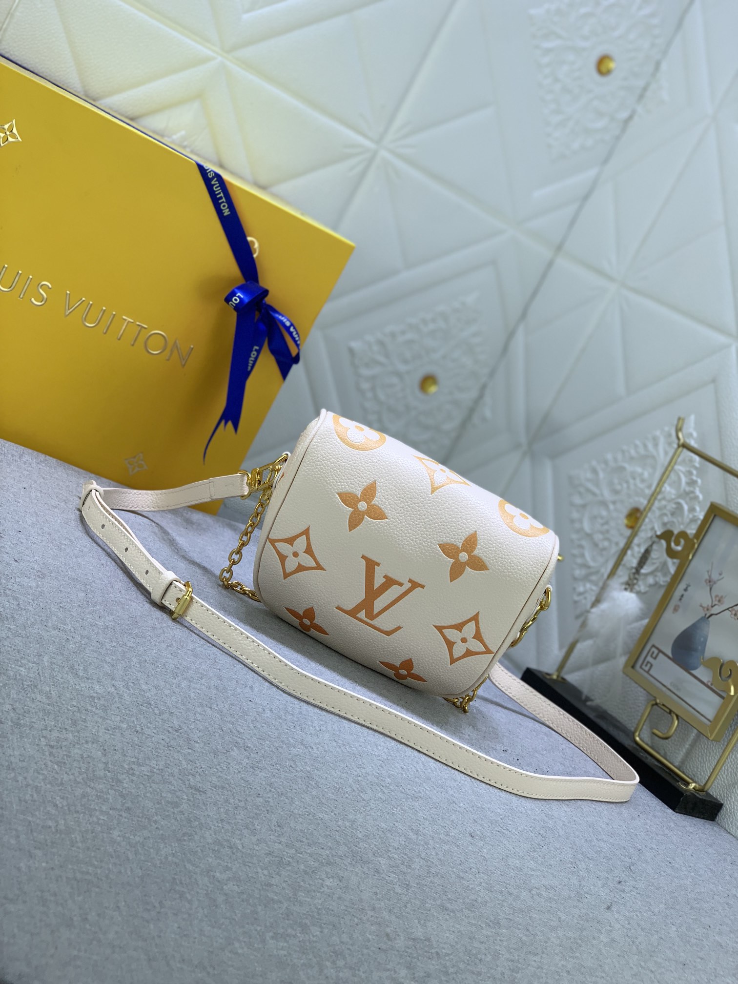 Louis Vuitton Mini Bumbag M82208 (3) 17x12x9.5cm