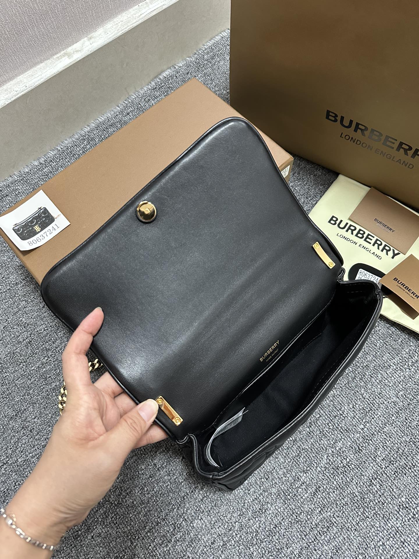 Burberry Lola 724168 23 x 6 x 13cm