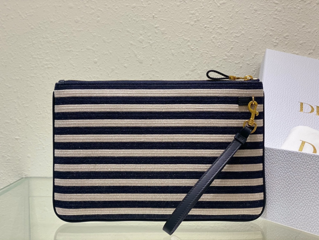 Dior Caro Daily 30 x 21.5 cm